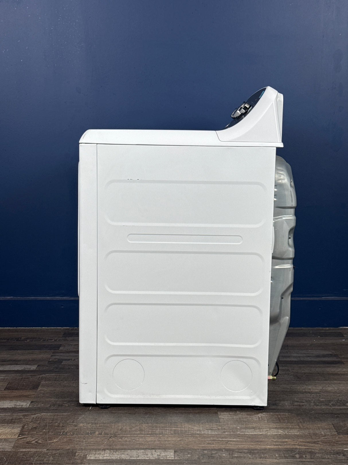 GE - 7.2 cu. ft. vented Gas Dryer in White with Auto Dry and Extended Tumble