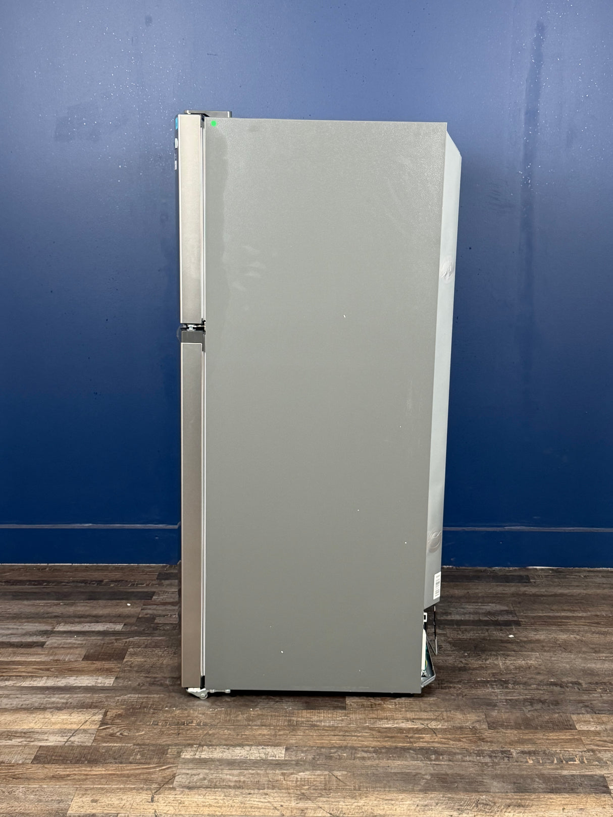 Frigidaire - 27.6 in. 14 cu. ft. Top Freezer Refrigerator in Fingerprint-Resistant Stainless Look, ENERGY STAR