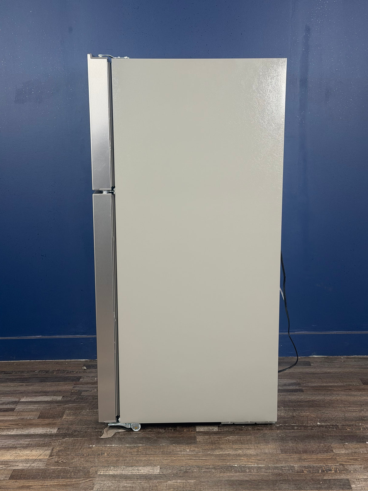 Whirlpool - 29.5 in. 19.3 cu.ft. Standard Depth Top Freezer Refrigerator in Print Resistant Stainless with Total Coverage Cooling