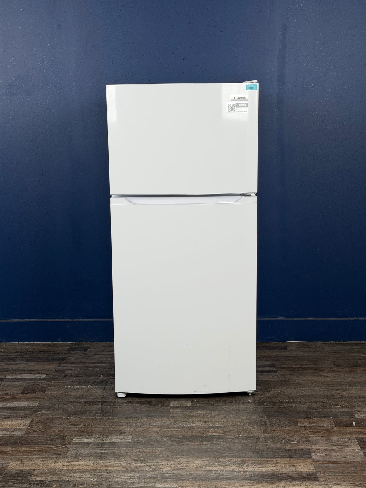 Frigidaire - 27.6 in. 14 cu. ft. Top Freezer Refrigerator in White, ENERGY STAR