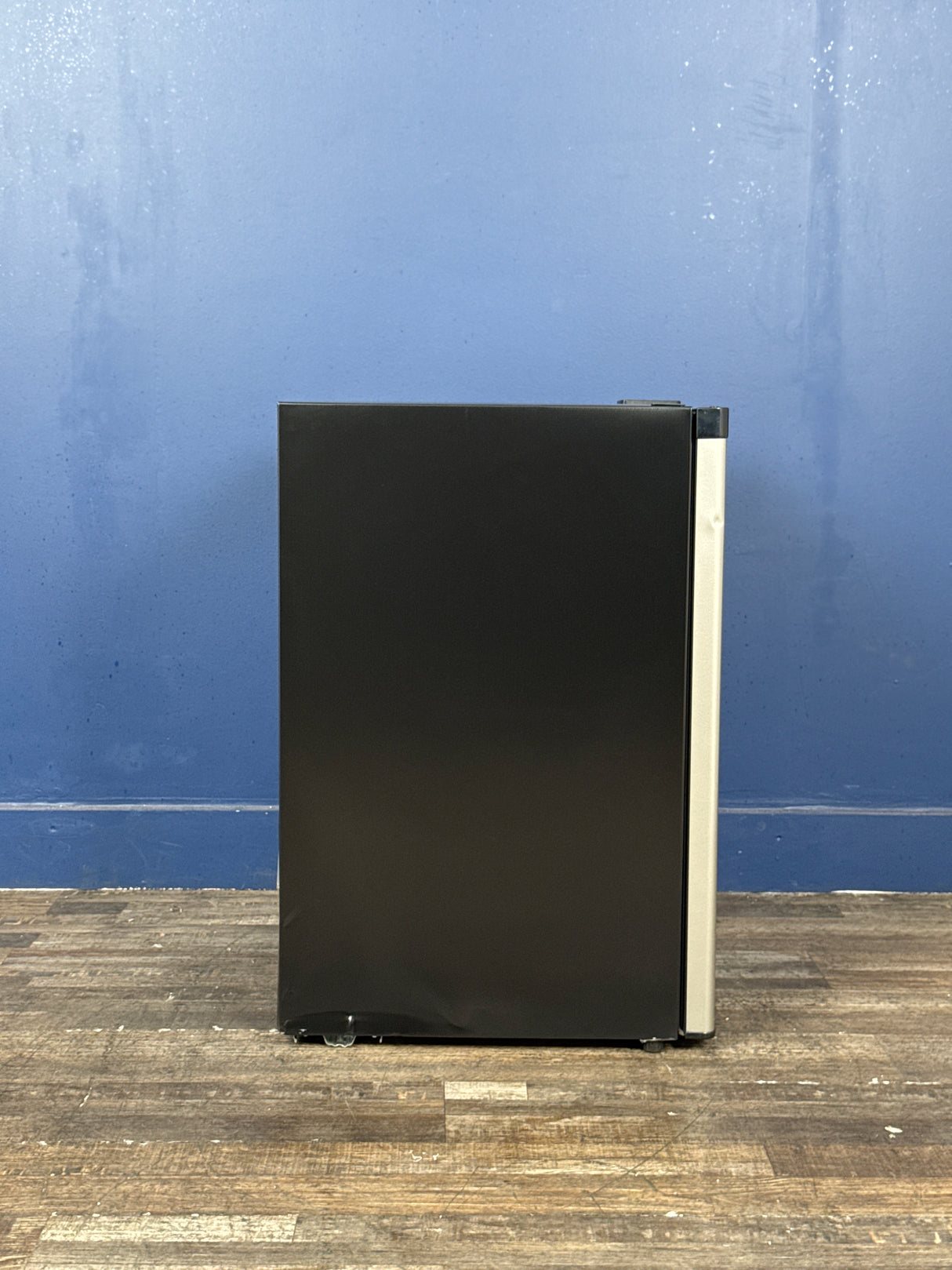 Frigidaire - 4.5-cu ft Mini Fridge with Freezer