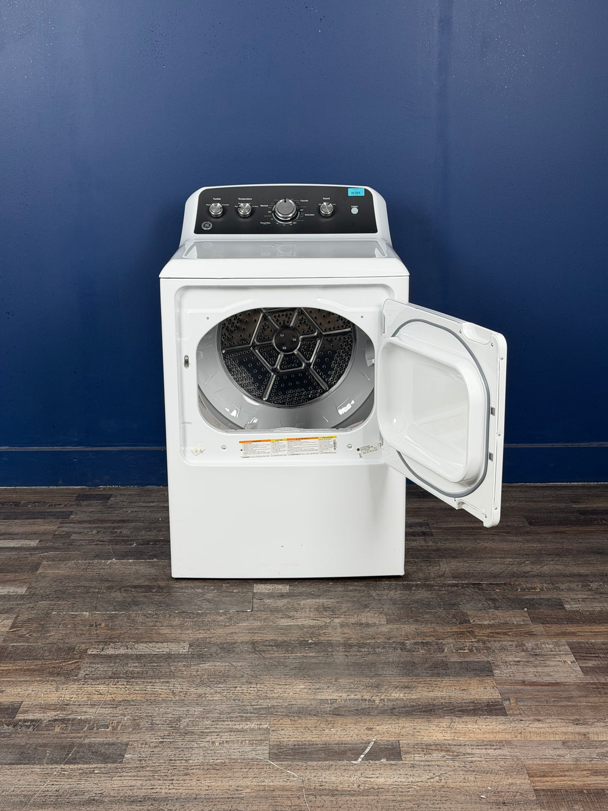 GE - 7.2 cu. ft. vented Electric Dryer in White with Auto Dry and Extended Tumble