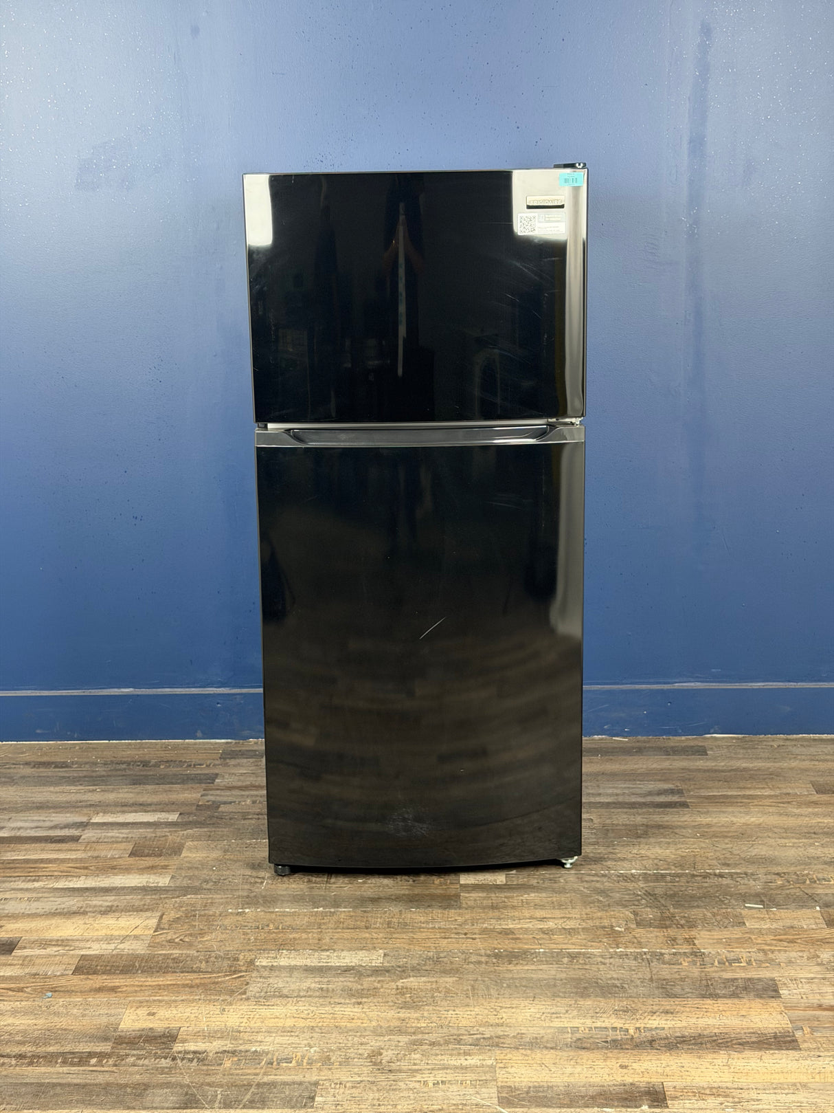 Frigidaire - 27.6 in. 14 cu. ft. Top Freezer Refrigerator in Black, ENERGY STAR