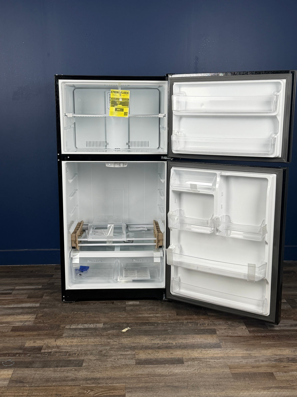 GE - 21.9 Cu. Ft. Top-Freezer Refrigerator in Black