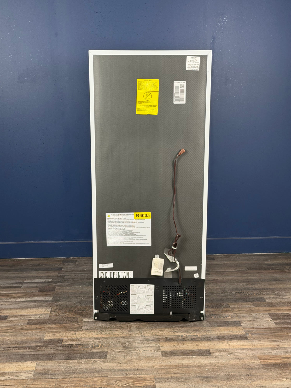 GE - 17.5 cu. ft. Top Freezer Refrigerator in White