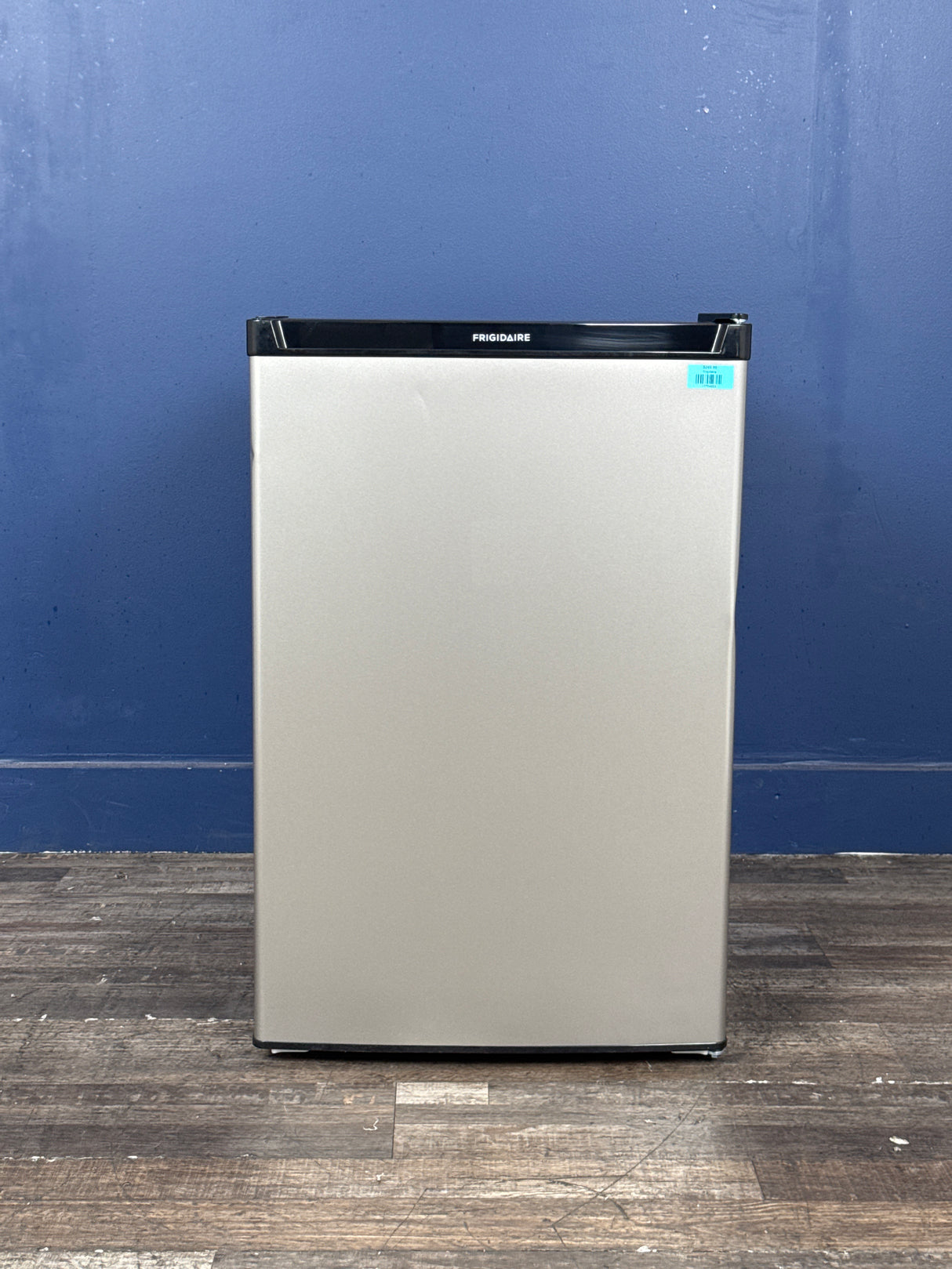 Frigidaire - 4.5-cu ft Mini Fridge with Freezer