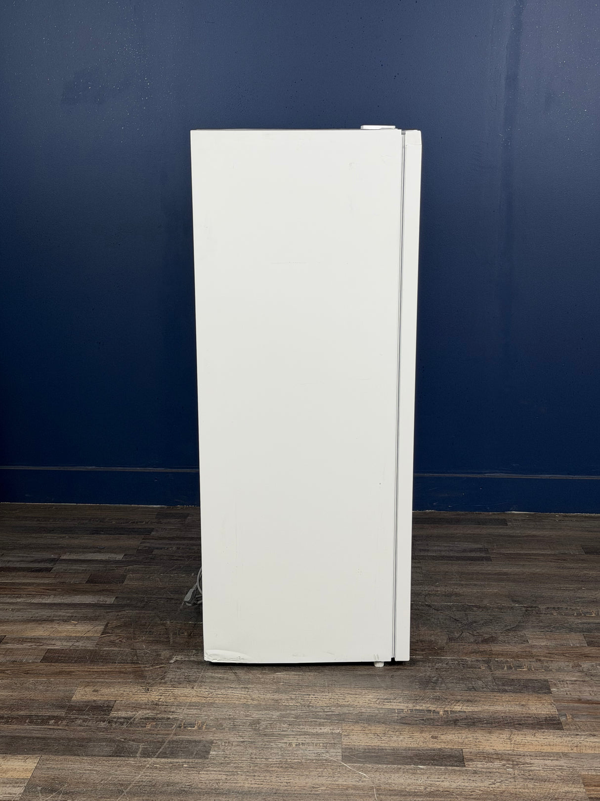 Frigidaire - 7 cu. ft. Garage Ready Convertible Upright Freezer in White with Reversible Door