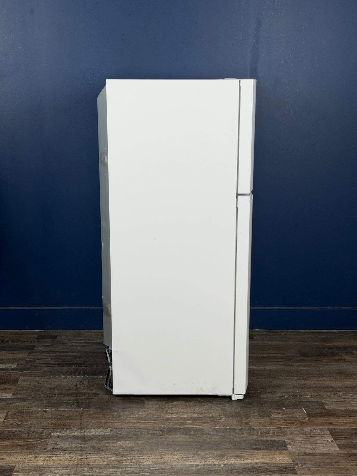 Frigidaire - 27.6 in. 14 cu. ft. Frost Free Top Freezer Refrigerator in White with EvenTemp Cooling System