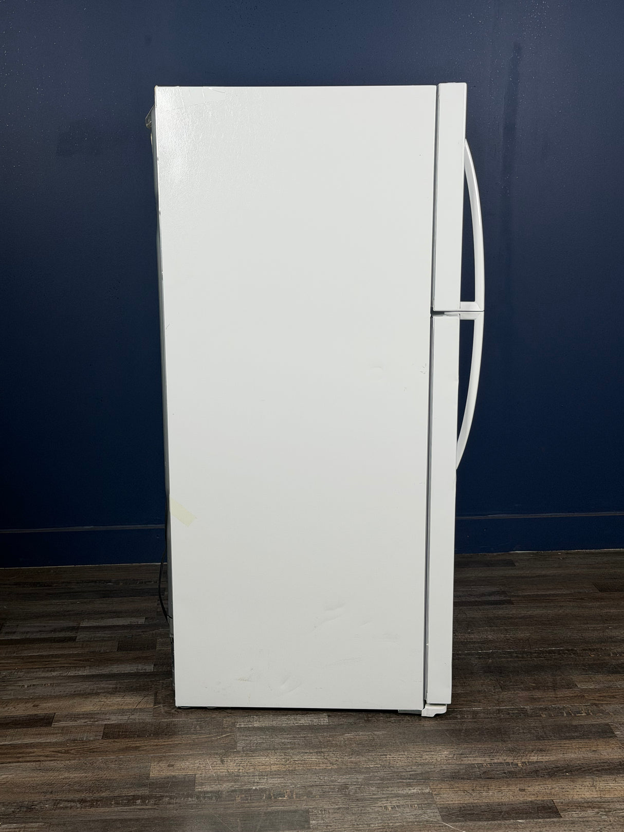 Frigidaire - 30 in. 20 cu. ft. Garage Ready Freestanding Top Freezer Refrigerator in White, ENERGY STAR