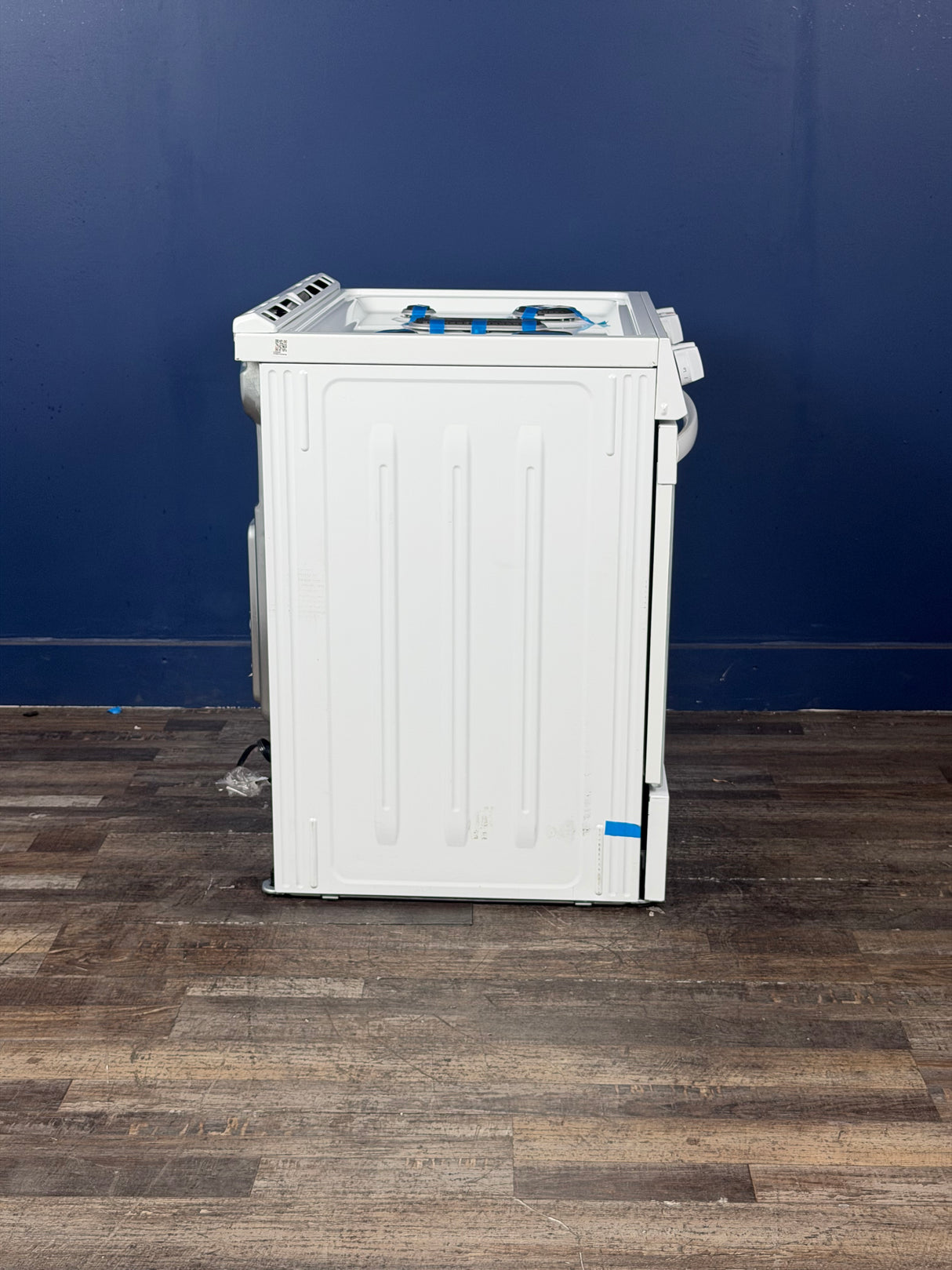 Frigidaire - 30 in. 5 Burners Slide in Front Control Gas Range with Steam Clean in White