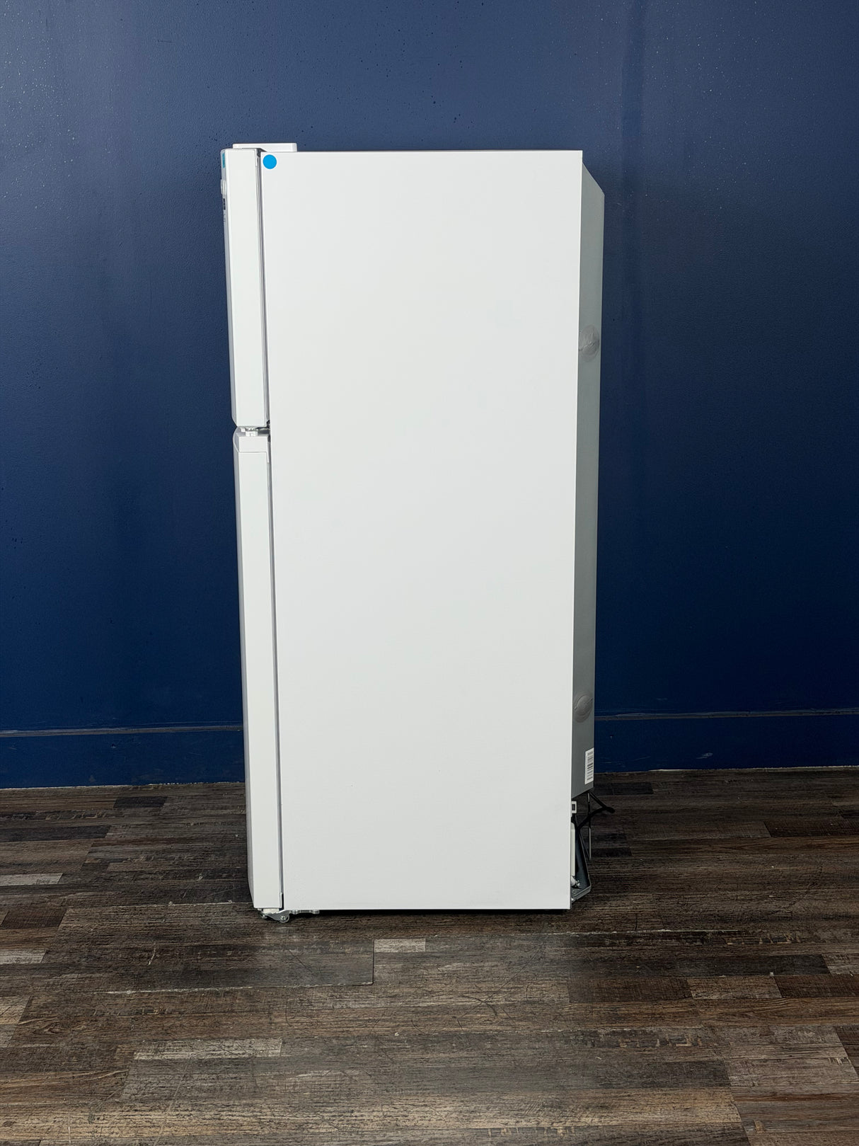 Frigidaire - 27.6 in. 14 cu. ft. Frost Free Top Freezer Refrigerator in White with EvenTemp Cooling System