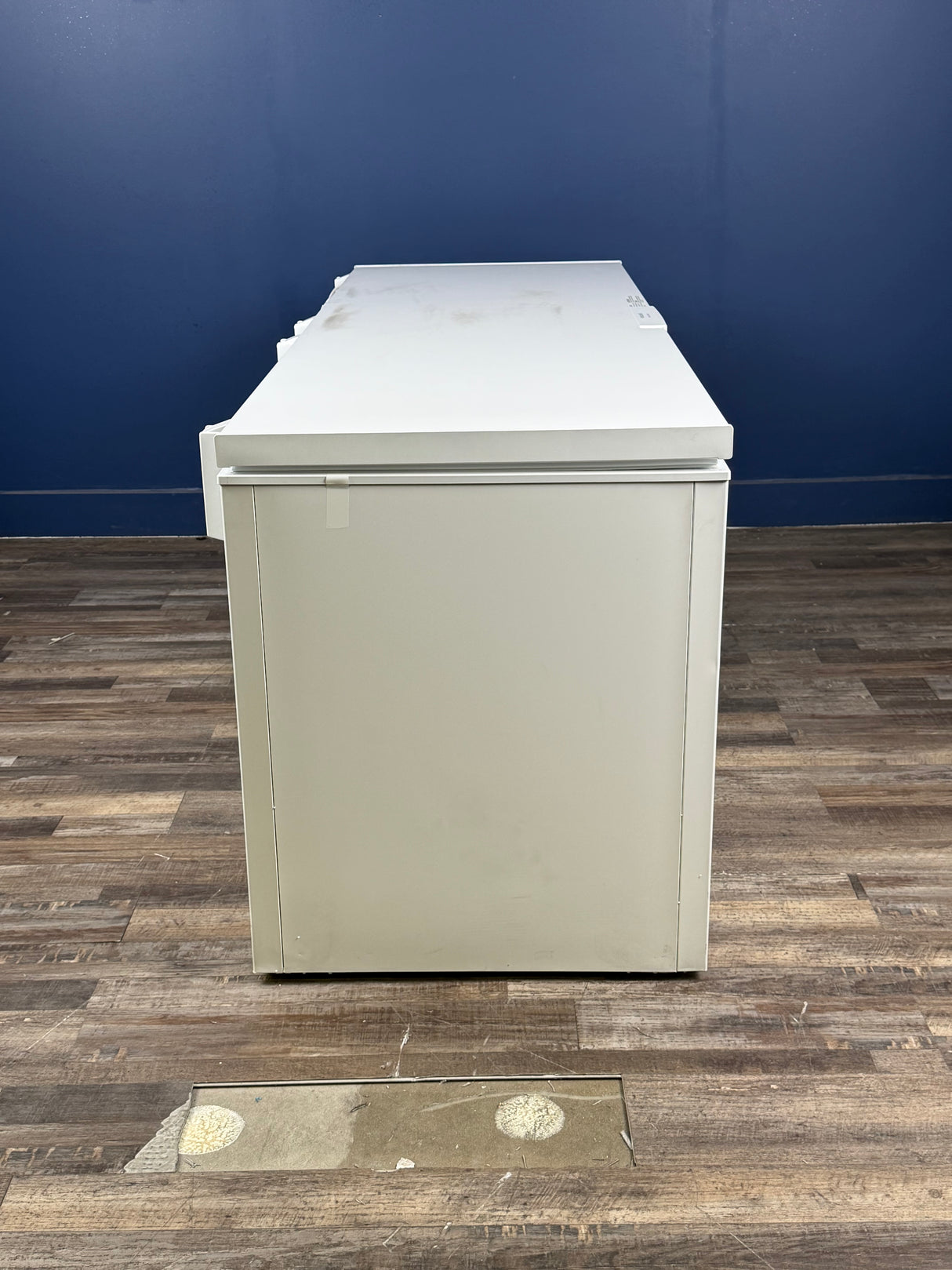 Frigidaire - 25 cu. ft. Convertible Garage Ready Manual Defrost Chest Freezer in White with Freeze Boost