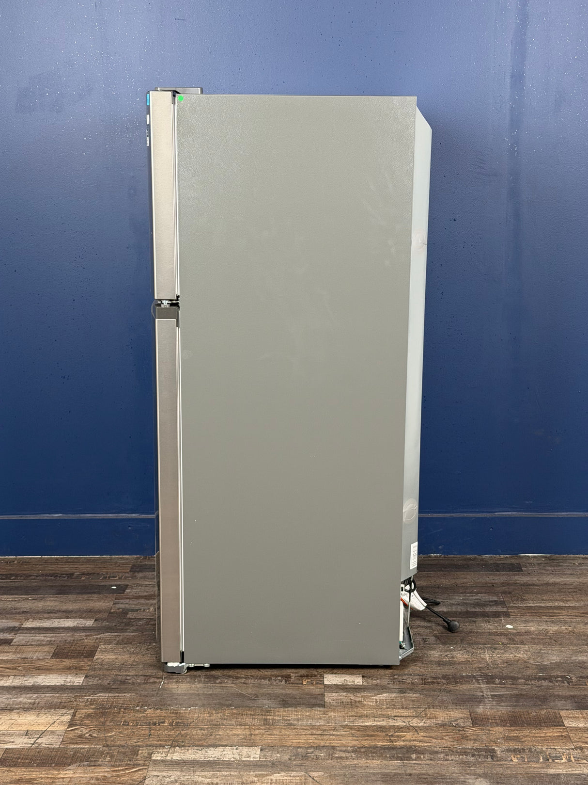 Frigidaire - 27.6 in. 14 cu. ft. Top Freezer Refrigerator in Fingerprint-Resistant Stainless Look, ENERGY STAR