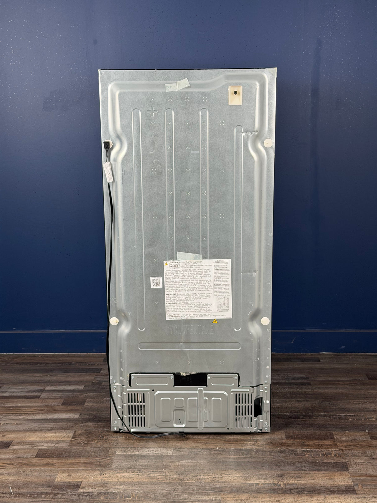 Frigidaire - 30 in. 20 cu. ft. Garage Ready Top Freezer Refrigerator in Black