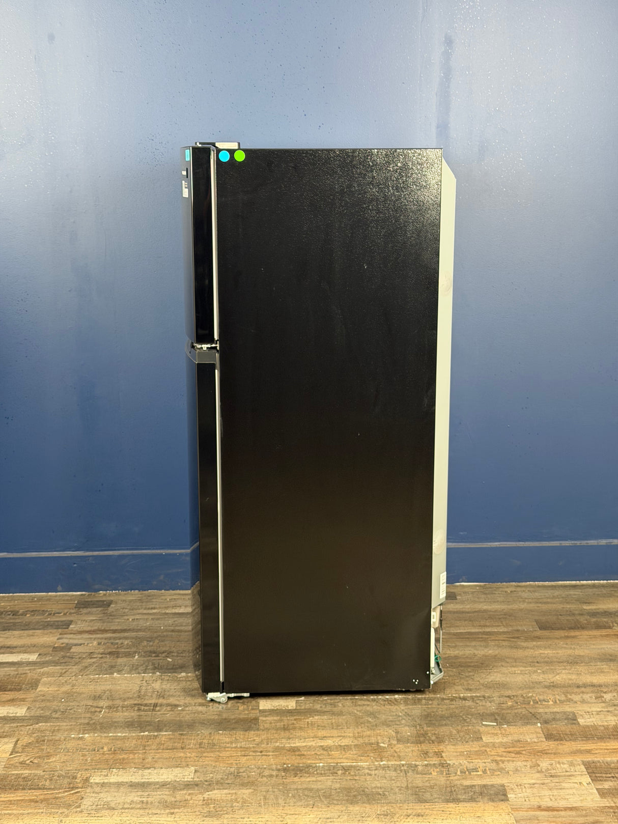 Frigidaire - 27.6 in. 14 cu. ft. Top Freezer Refrigerator in Black, ENERGY STAR