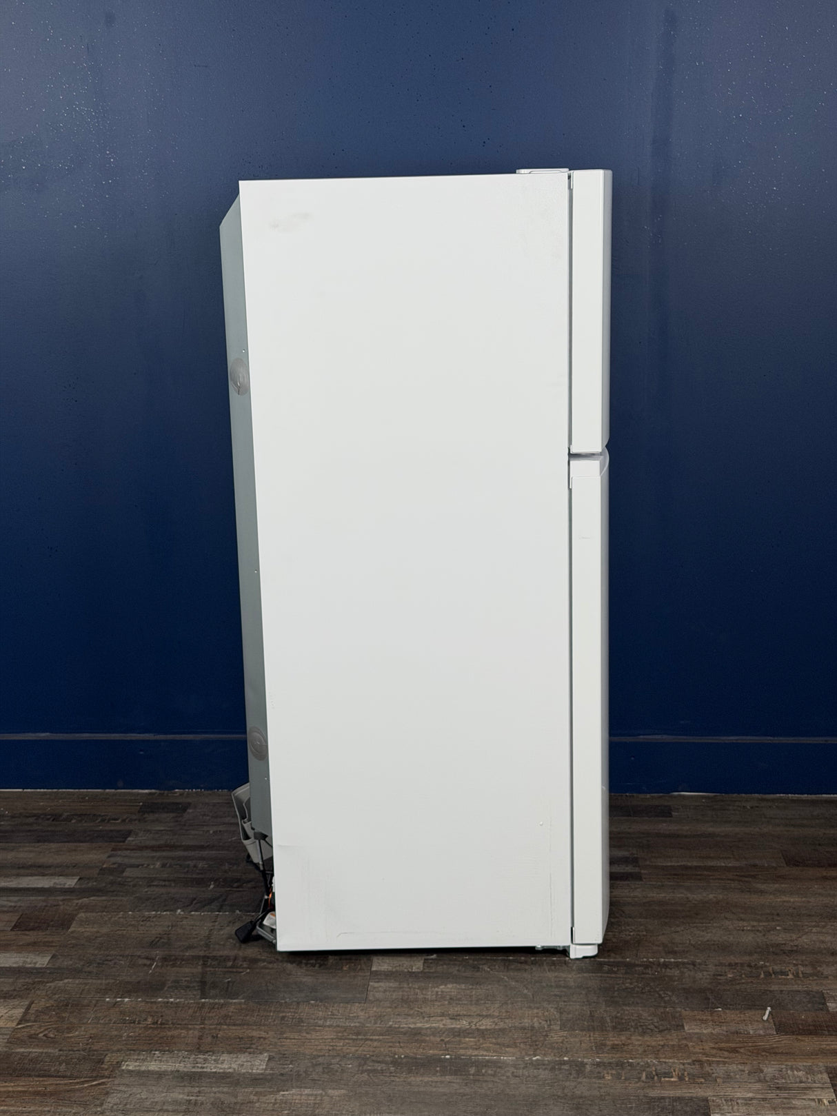 Frigidaire - 27.6 in. 14 cu. ft. Top Freezer Refrigerator in White, ENERGY STAR