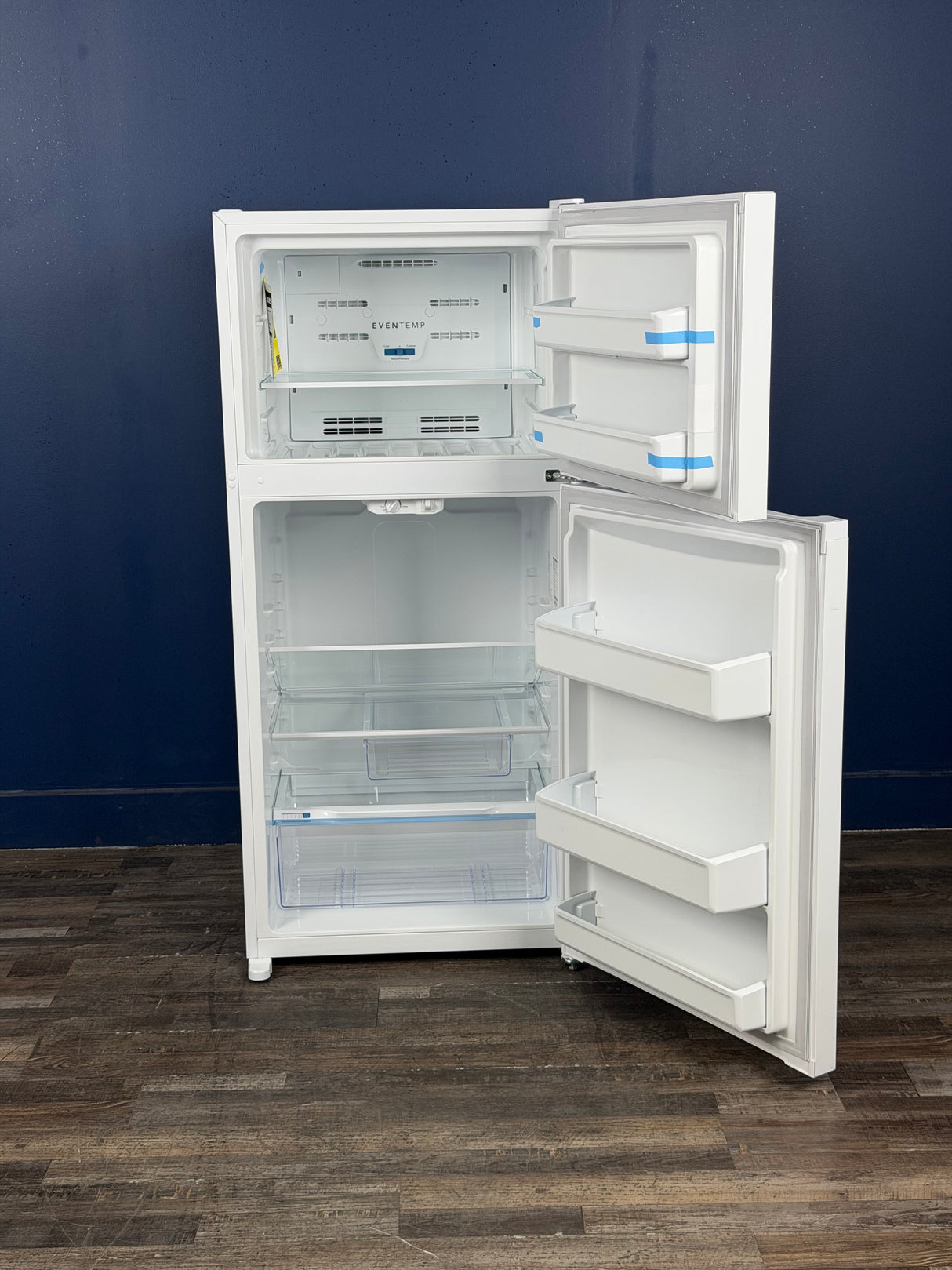 Frigidaire - 27.6 in. 14 cu. ft. Top Freezer Refrigerator in White, ENERGY STAR