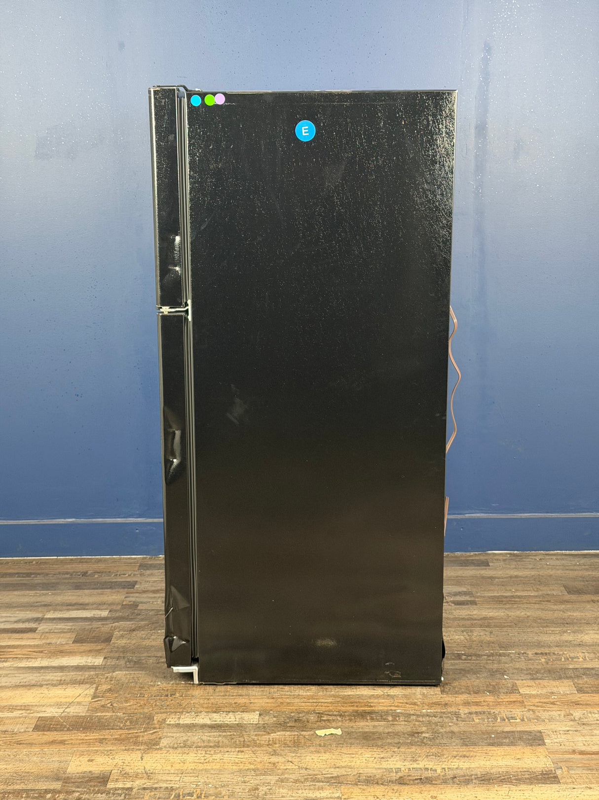 GE - 21.9 Cu. Ft. Top-Freezer Refrigerator in Black