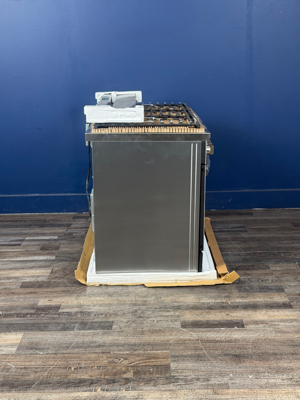 Frigidaire - Gallery 36 in. 6-Burner Slide-In Gas Range in Stainless Steel with Total Convection and Air Fry