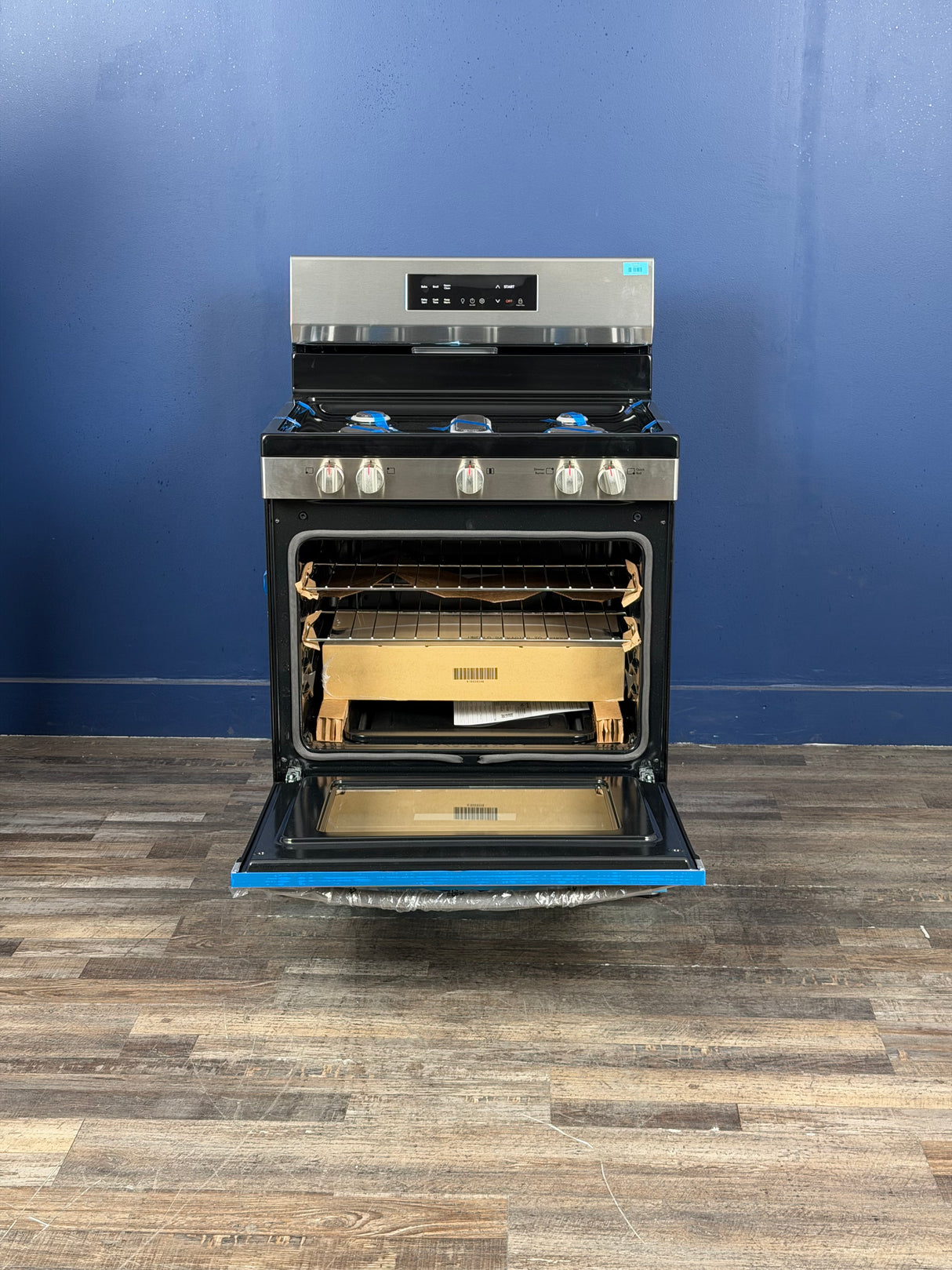 Frigidaire - 30 in 5 Burner Freestanding Gas Range in Stainless Steel with Quick Boil and Steam Clean