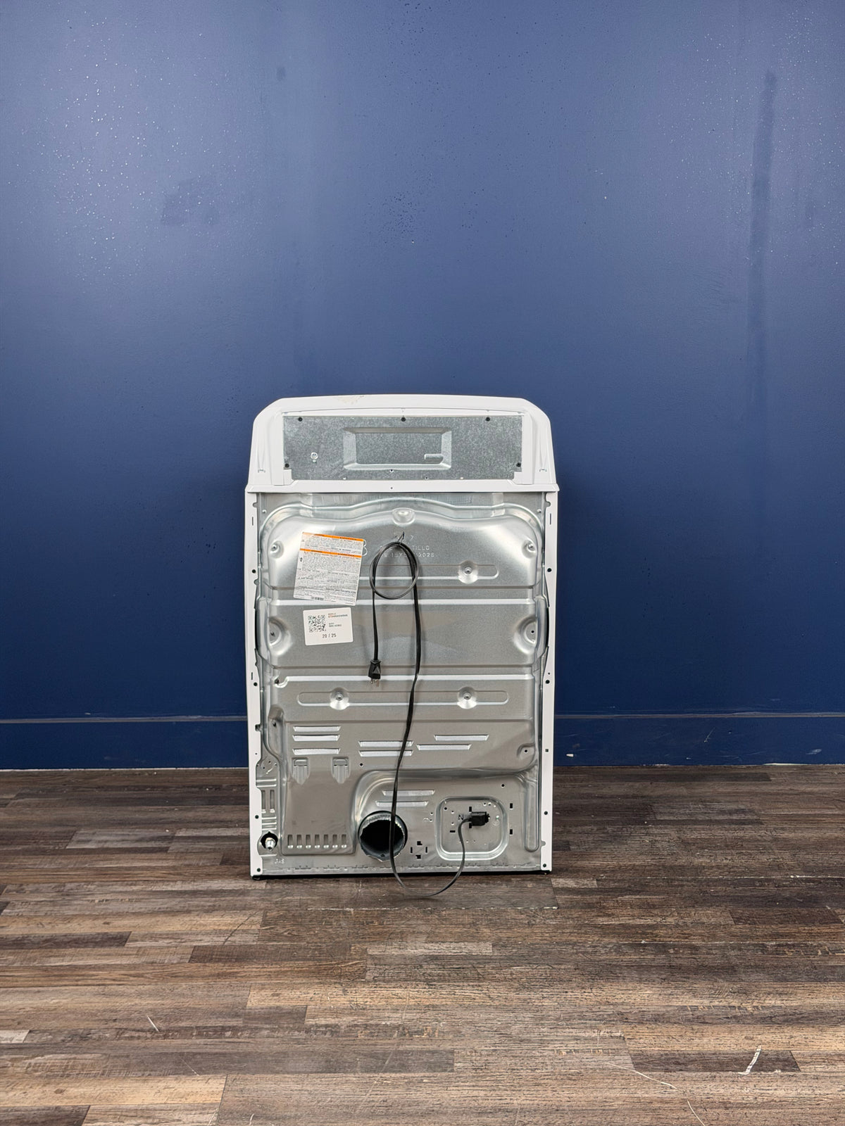 GE - 7.2 cu. ft. vented Gas Dryer in White with Auto Dry and Extended Tumble