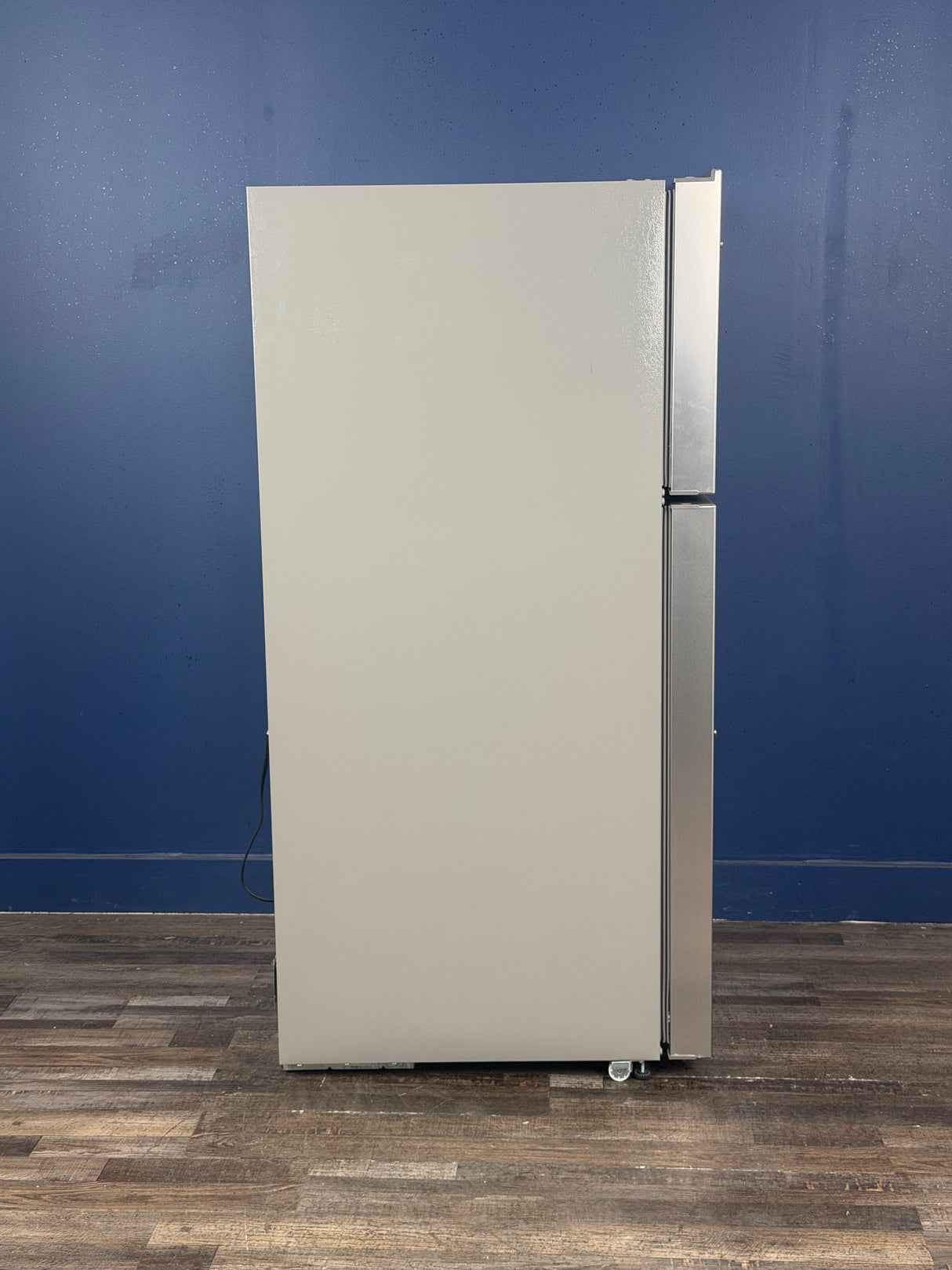 Whirlpool - 29.5 in. 19.3 cu.ft. Standard Depth Top Freezer Refrigerator in Print Resistant Stainless with Total Coverage Cooling