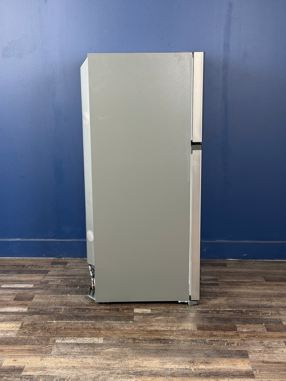 Frigidaire - 27.6 in. 14 cu. ft. Top Freezer Refrigerator in Fingerprint-Resistant Stainless Look, ENERGY STAR