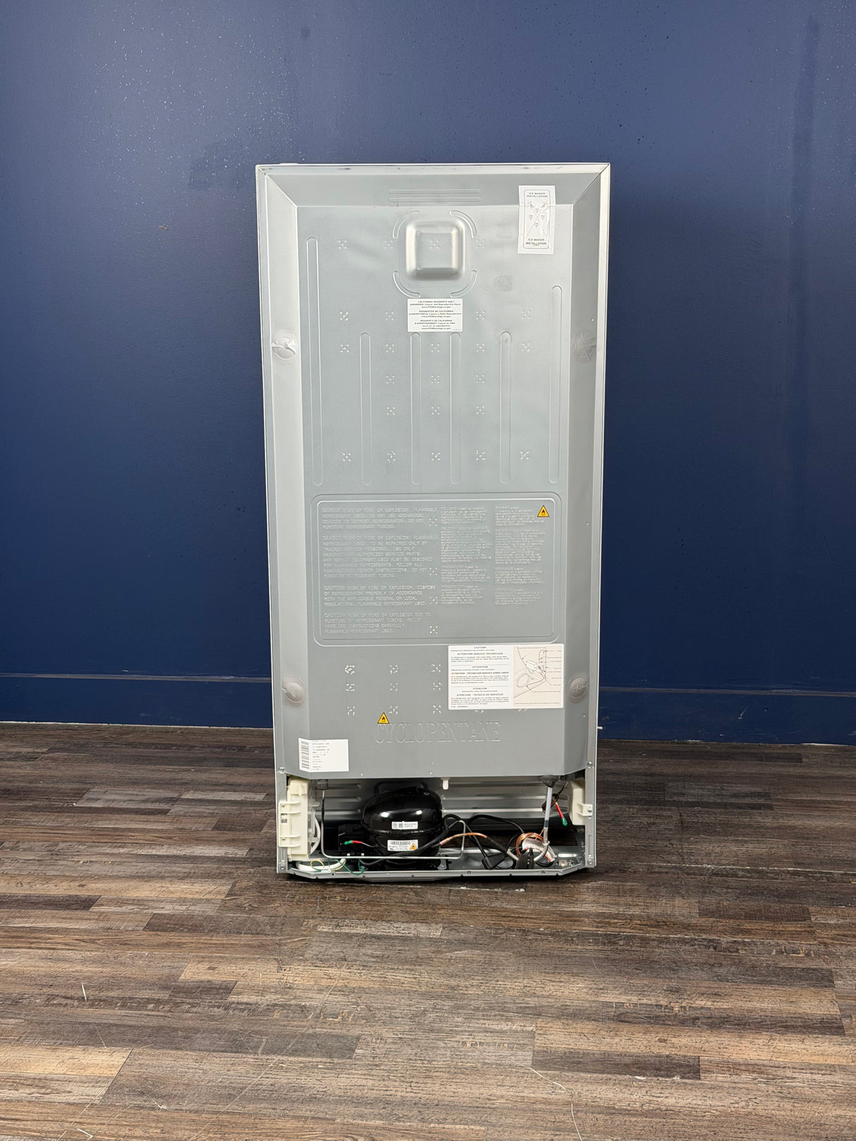 Frigidaire - 27.6 in. 14 cu. ft. Frost Free Top Freezer Refrigerator in White with EvenTemp Cooling System