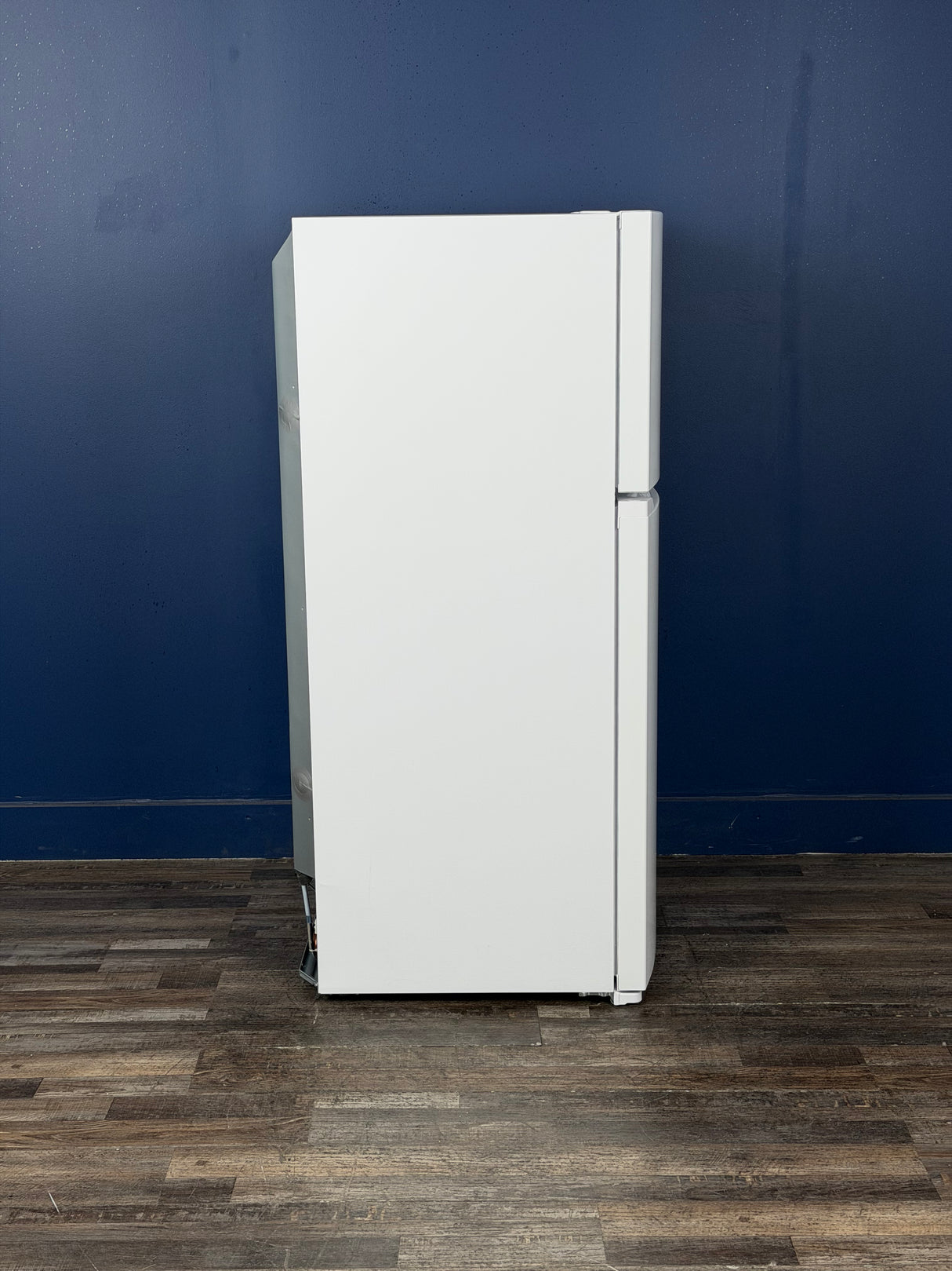 Frigidaire - 27.6 in. 14 cu. ft. Frost Free Top Freezer Refrigerator in White with EvenTemp Cooling System
