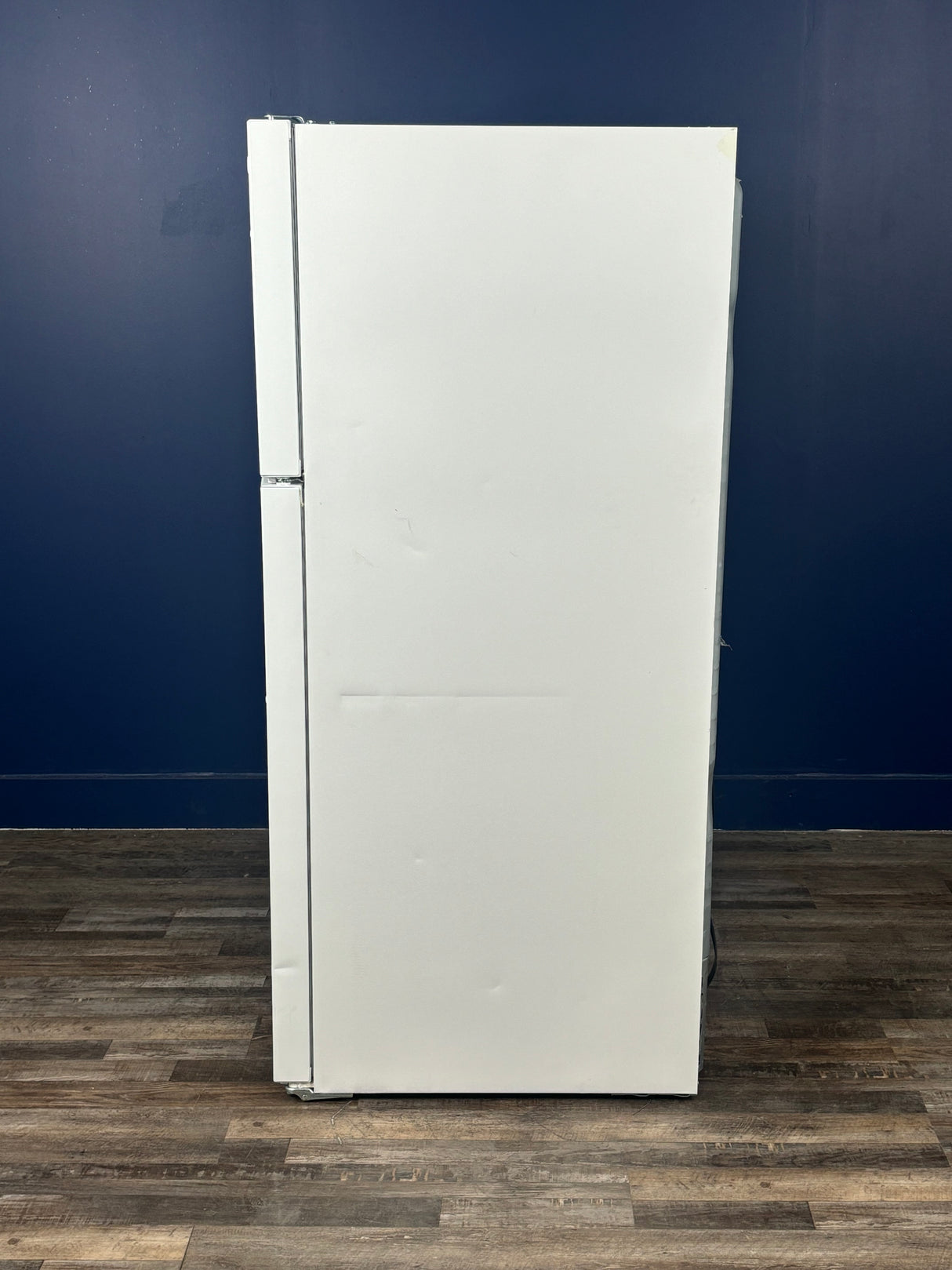 Frigidaire - 30 in. 20 cu. ft. Garage Ready Freestanding Top Freezer Refrigerator in White, ENERGY STAR