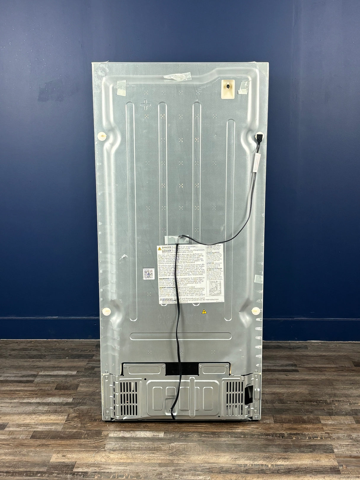 Frigidaire - 30 in. 20 cu. ft. Garage Ready Freestanding Top Freezer Refrigerator in White, ENERGY STAR