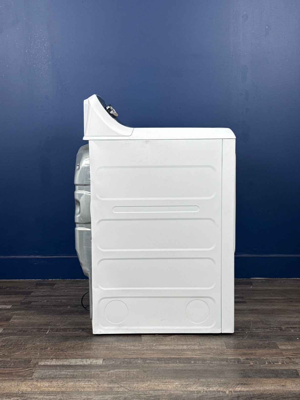 GE - 7.2 cu. ft. vented Gas Dryer in White with Auto Dry and Extended Tumble