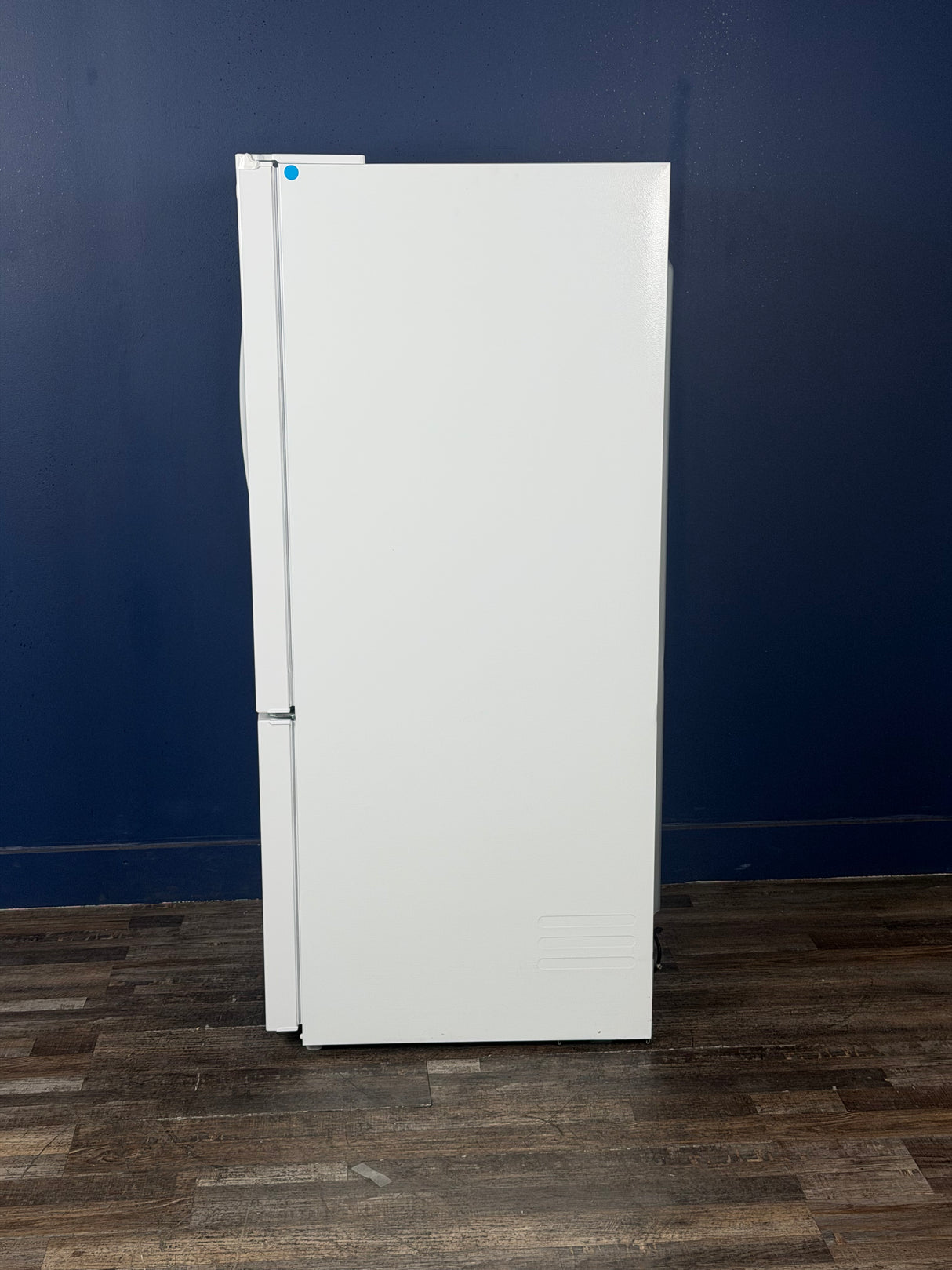 Frigidaire - 30 in. 19 Cu. Ft. Standard-Depth Garage Ready Bottom Freezer Refrigerator in White, Energy Star