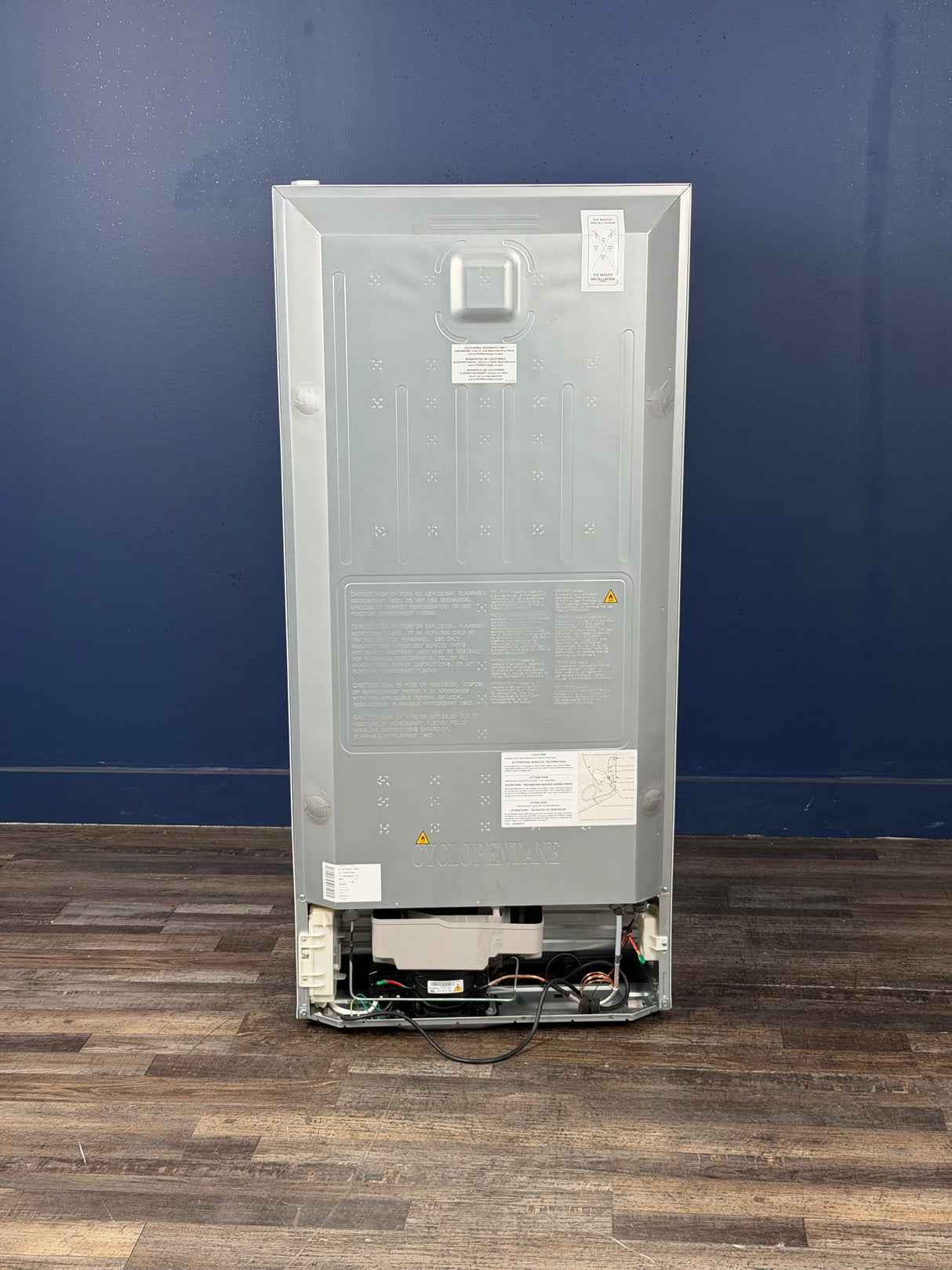 Frigidaire - 27.6 in. 14 cu. ft. Frost Free Top Freezer Refrigerator in White with EvenTemp Cooling System