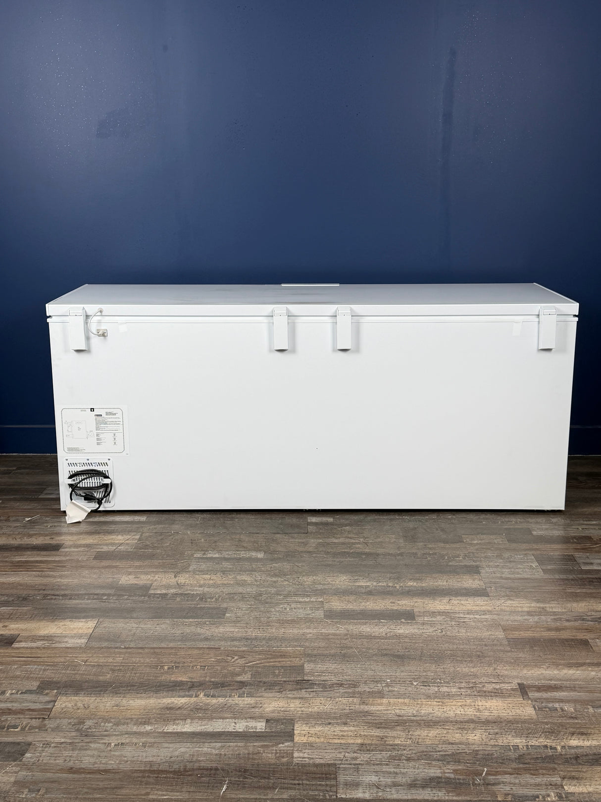 Frigidaire - 25 cu. ft. Convertible Garage Ready Manual Defrost Chest Freezer in White with Freeze Boost