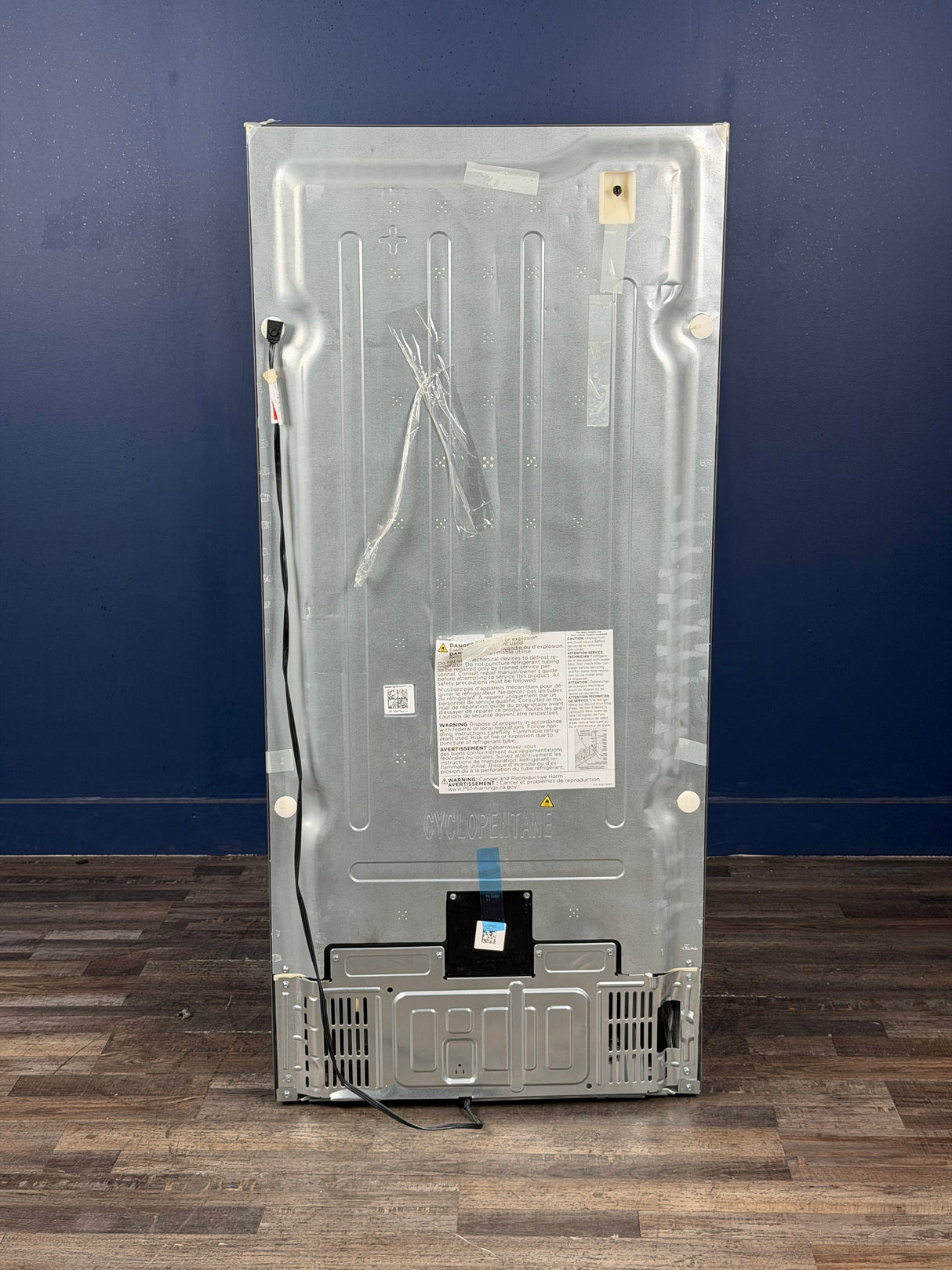 Frigidaire - 18.3 Cu. Ft. 30 inch Top Freezer Refrigerator Stainless Steel Garage Ready