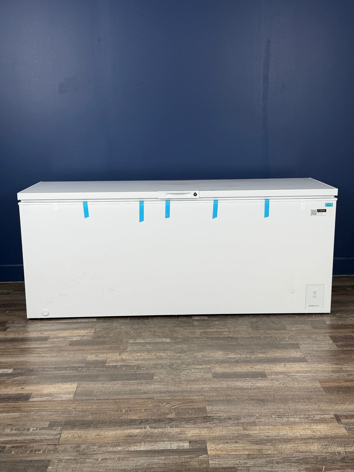Frigidaire - 25 cu. ft. Convertible Garage Ready Manual Defrost Chest Freezer in White with Freeze Boost