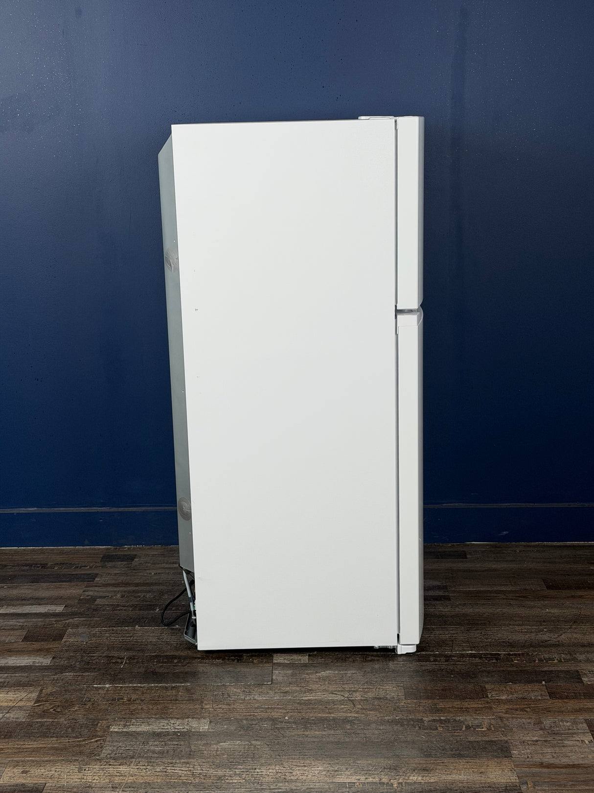 Frigidaire - 27.6 in. 14 cu. ft. Frost Free Top Freezer Refrigerator in White with EvenTemp Cooling System