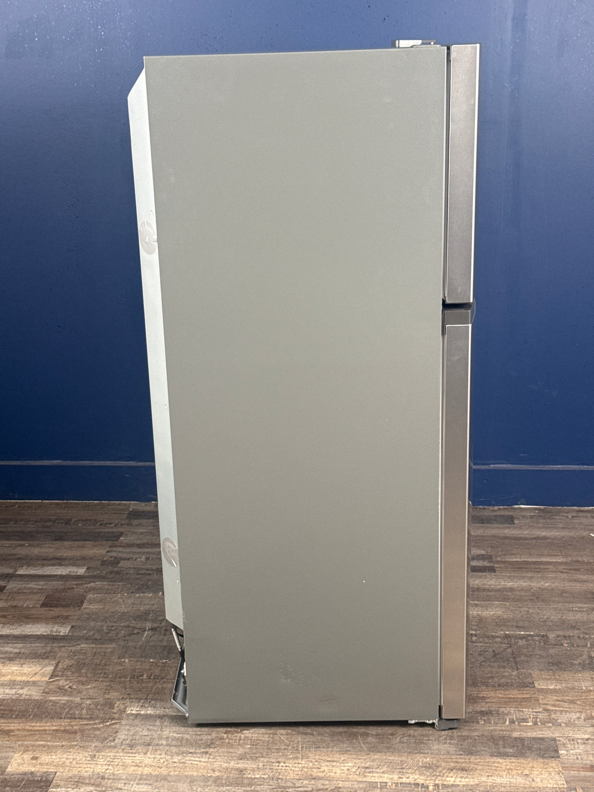 Frigidaire - 27.6 in. 14 cu. ft. Top Freezer Refrigerator in Fingerprint-Resistant Stainless Look, ENERGY STAR