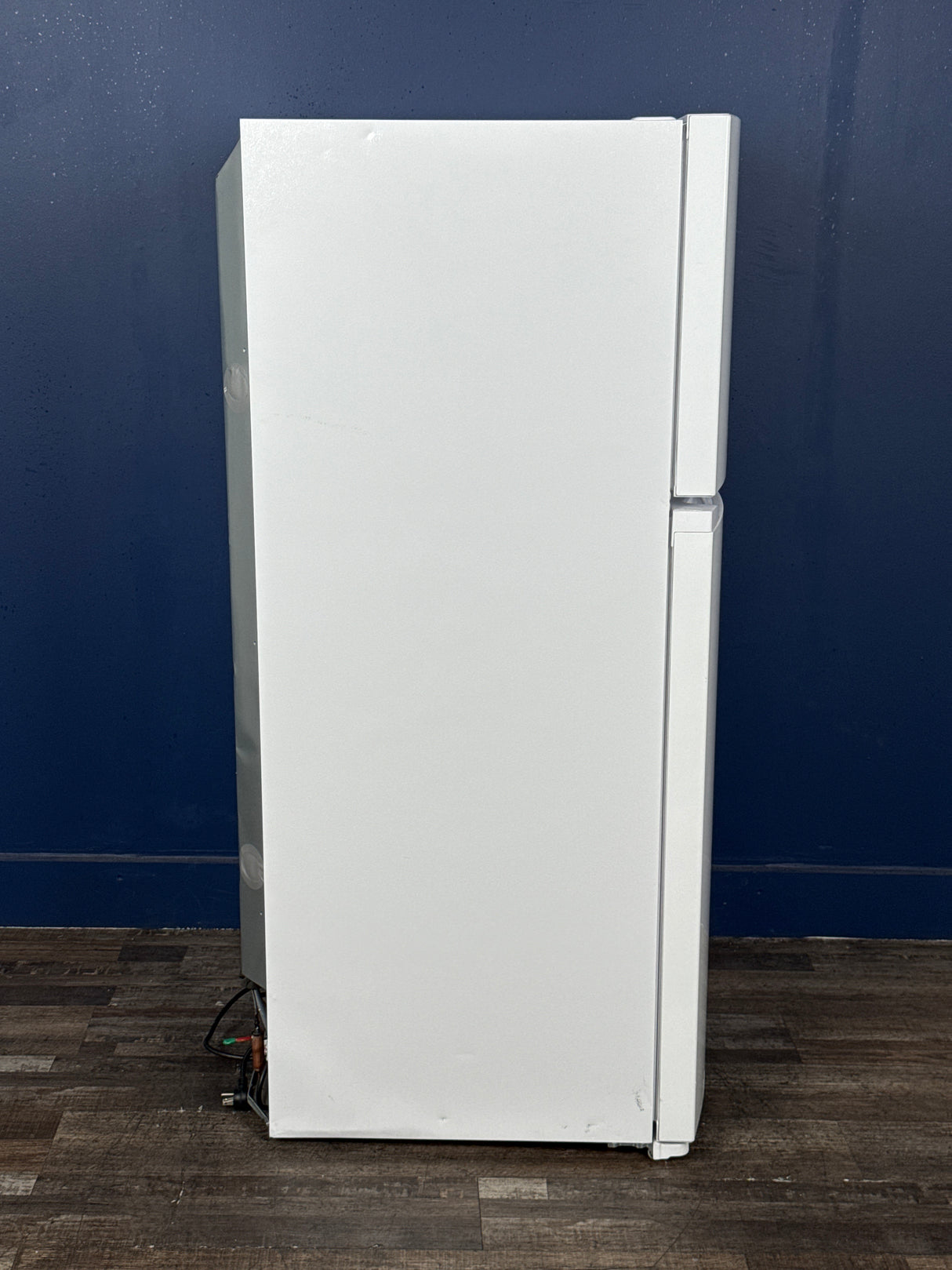 Frigidaire - 27.6 in. 14 cu. ft. Top Freezer Refrigerator in White, ENERGY STAR