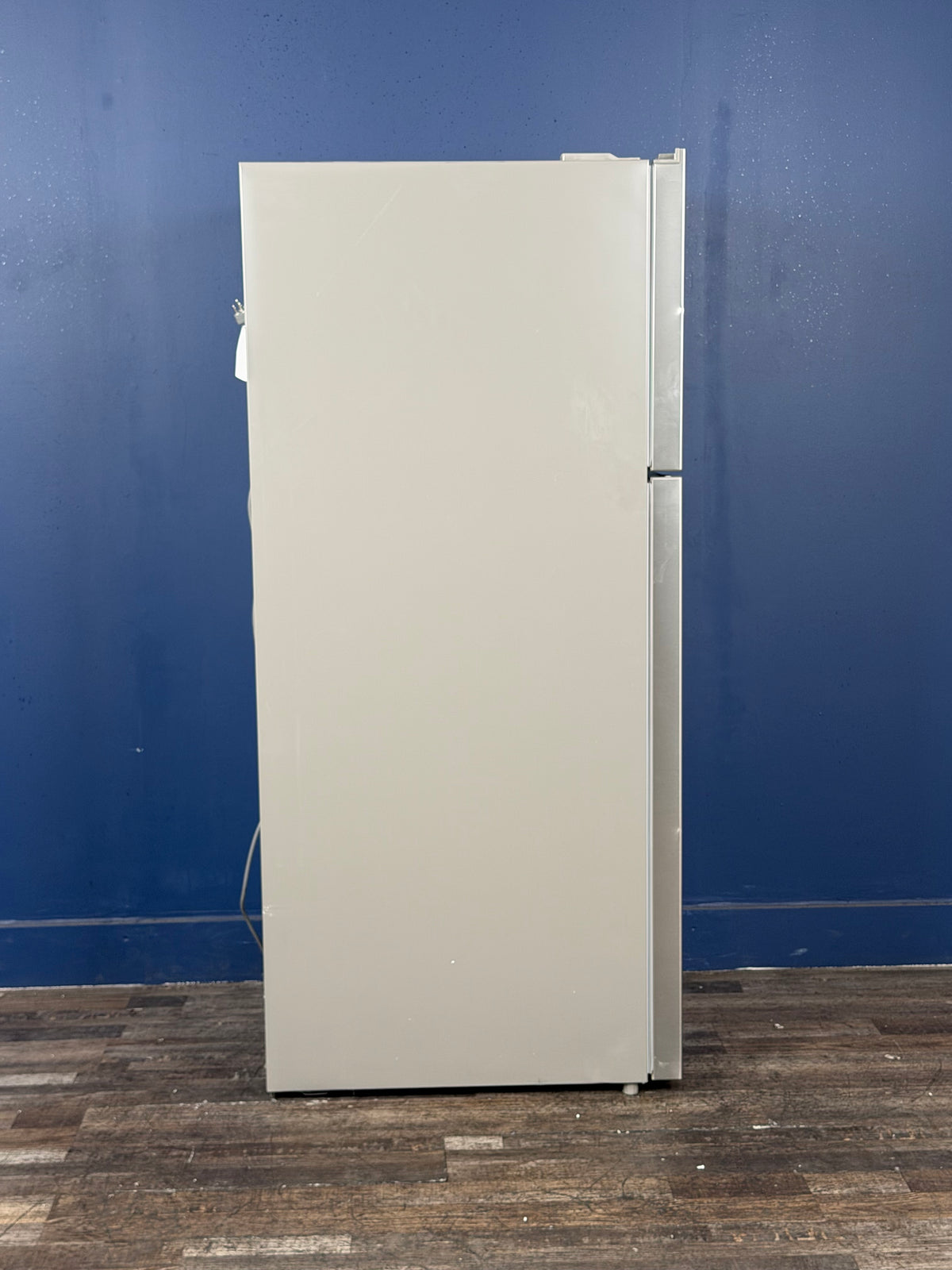 Frigidaire - 28 in. 18 cu. ft. Top Freezer Refrigerator in Fingerprint-Resistant Stainless Look, ENERGY STAR