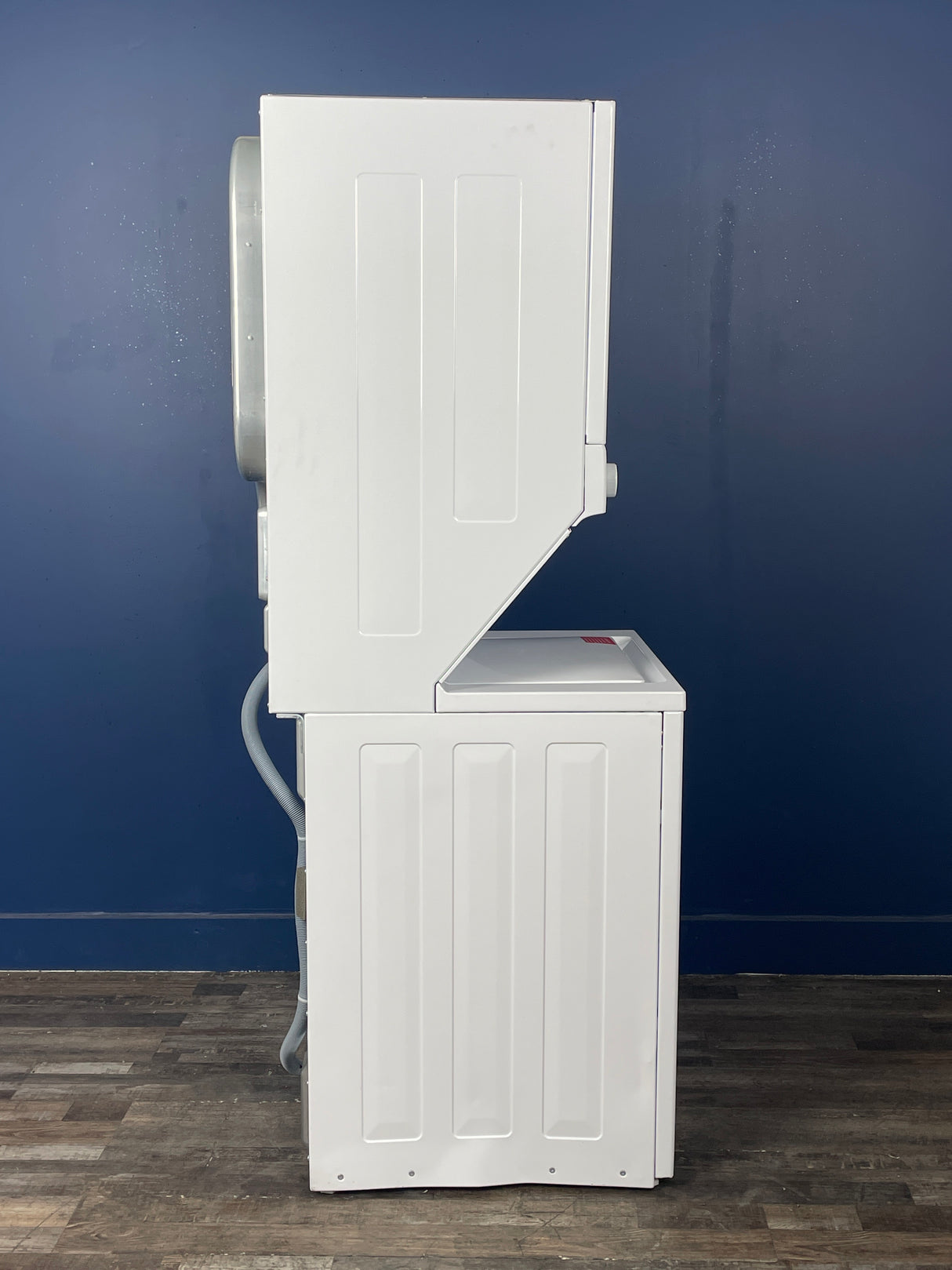 Frigidaire - 3.9 cu. ft. Washer and 5.5 cu. ft. Dryer Electric Long Vent Stacked Laundry Center in White