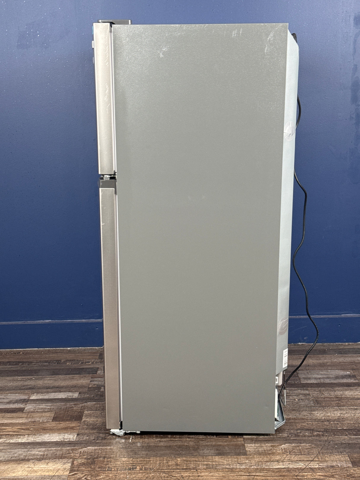 Frigidaire - 27.6 in. 14 cu. ft. Top Freezer Refrigerator in Fingerprint-Resistant Stainless Look, ENERGY STAR