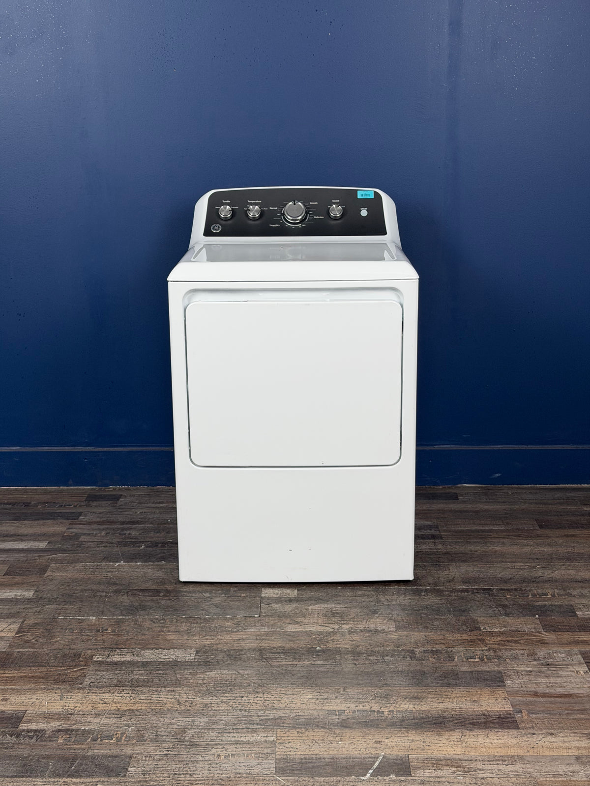 GE - 7.2 cu. ft. vented Electric Dryer in White with Auto Dry and Extended Tumble