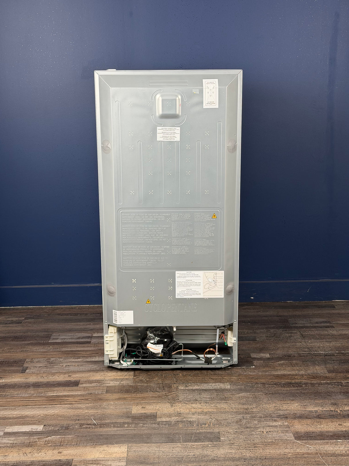 Frigidaire - 27.6 in. 14 cu. ft. Frost Free Top Freezer Refrigerator in White with EvenTemp Cooling System