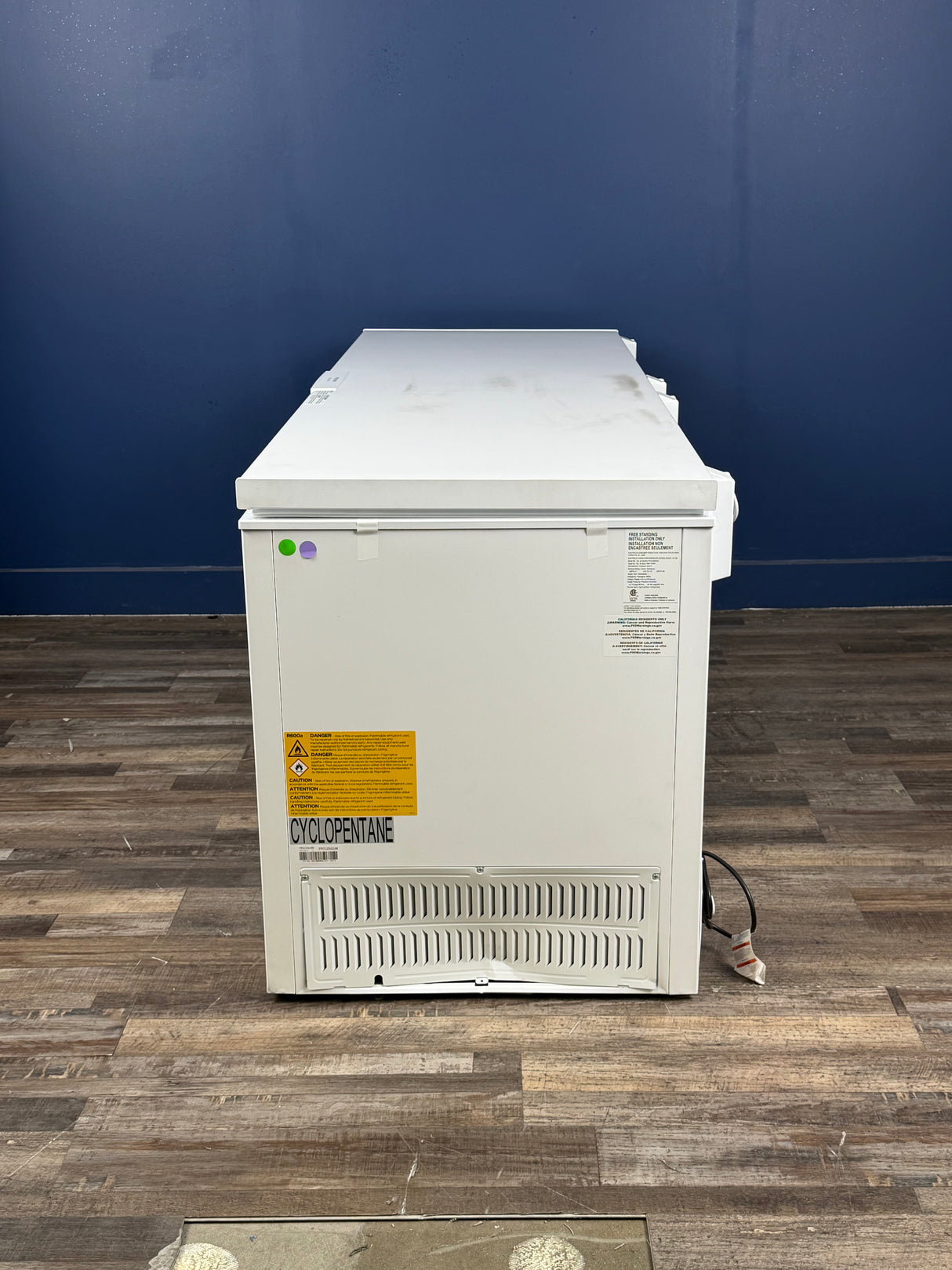 Frigidaire - 25 cu. ft. Convertible Garage Ready Manual Defrost Chest Freezer in White with Freeze Boost