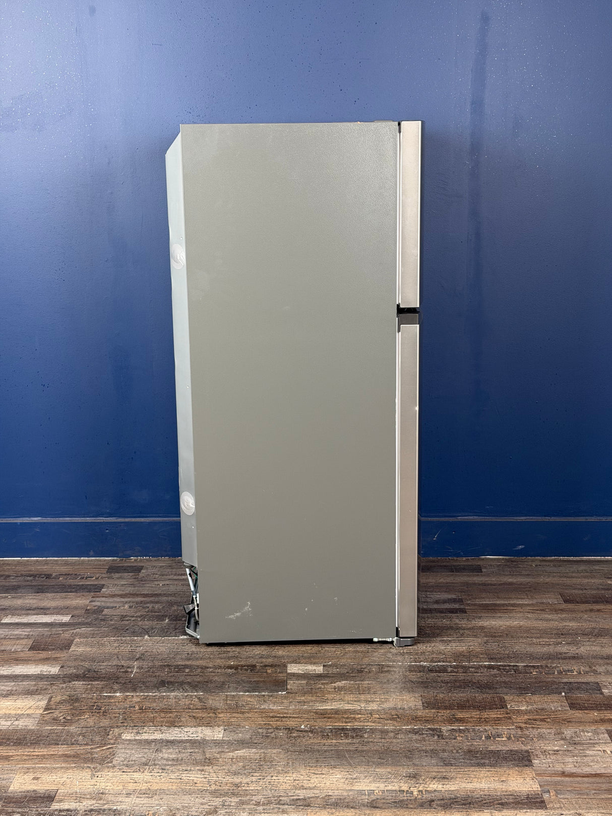 Frigidaire - 27.6 in. 14 cu. ft. Top Freezer Refrigerator in Fingerprint-Resistant Stainless Look, ENERGY STAR
