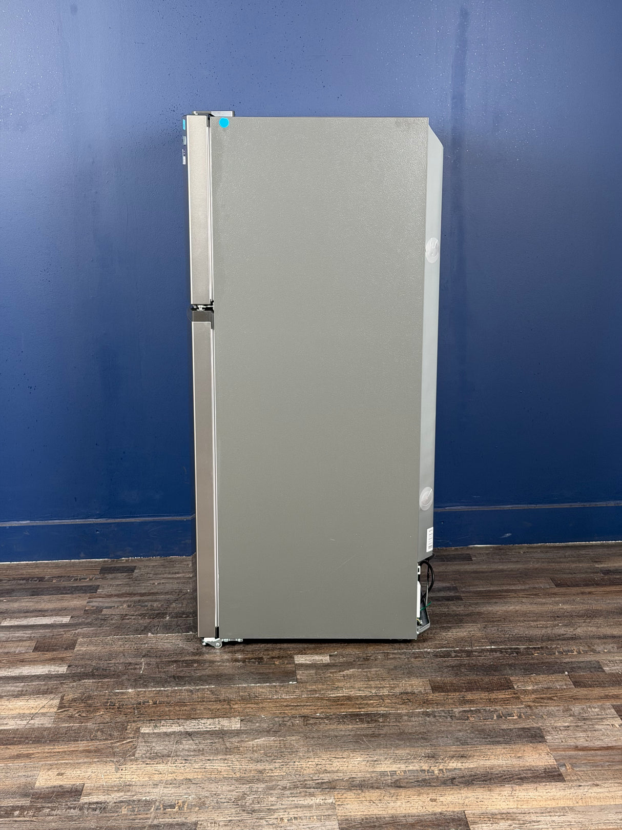 Frigidaire - 27.6 in. 14 cu. ft. Top Freezer Refrigerator in Fingerprint-Resistant Stainless Look, ENERGY STAR