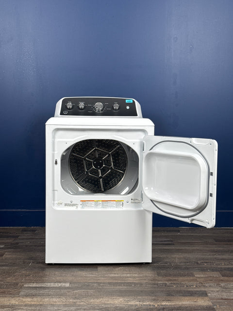 GE - 7.2 cu. ft. vented Gas Dryer in White with Auto Dry and Extended Tumble