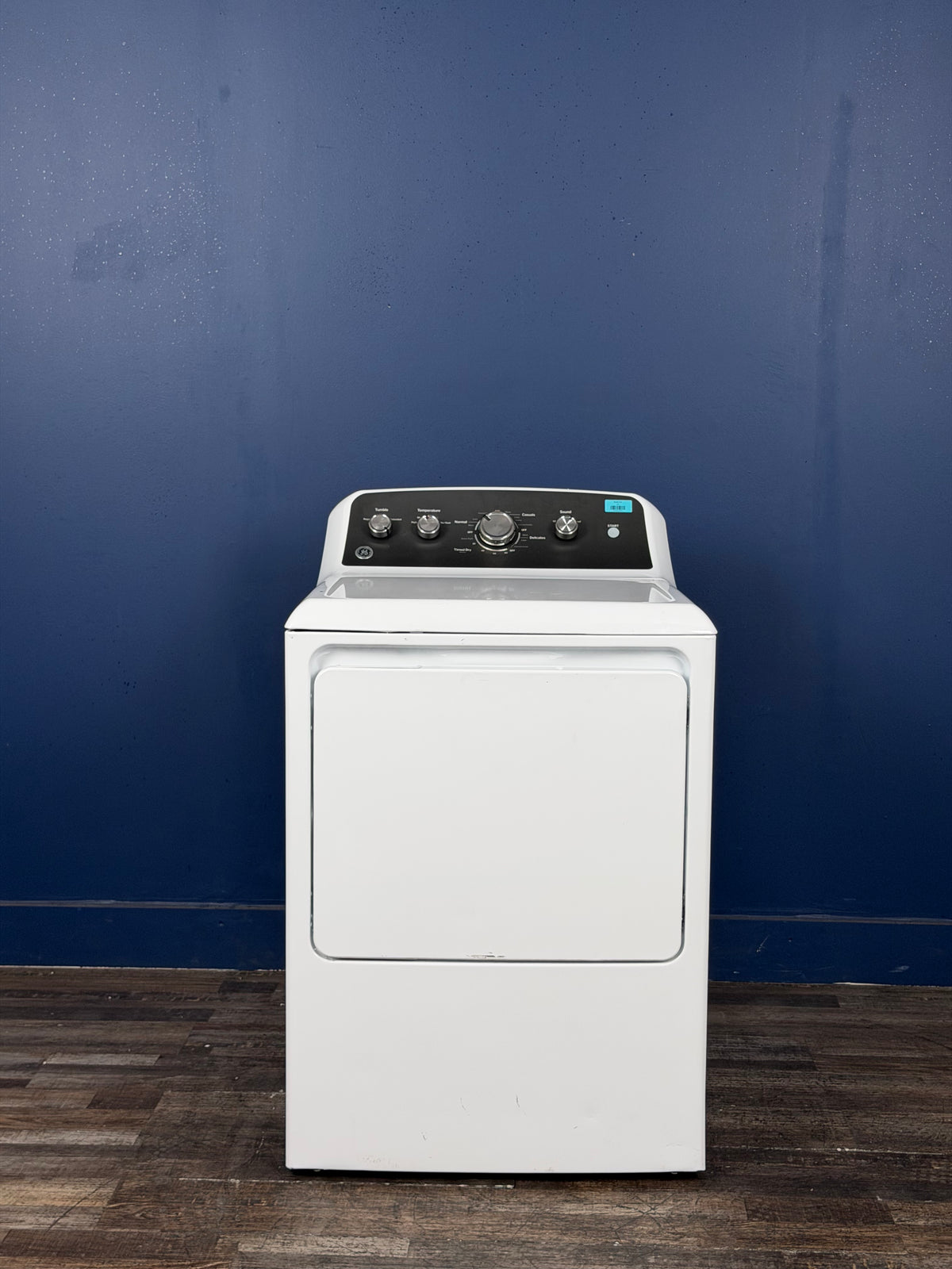 GE - 7.2 cu. ft. vented Gas Dryer in White with Auto Dry and Extended Tumble